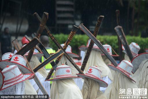 　　当地时间2017年5月20日，尼日利亚eyo节，是尼日利亚约鲁巴人的节日，起源于约鲁巴人在拉各斯岛上的秘密结社。最初是送走逝去的领袖、迎来新领袖的仪式，现在变成了当地的狂欢节，eyo是指装扮者，装扮者还有不同种类，通过衣装细节和颜色区分。  　　1  　　当地时间2017年5月20日，尼日利亚正在举办eyo节。  　　2  　　尼日利亚eyo节，是尼日利亚约鲁巴人的节日，起源于约鲁巴人在拉各斯岛上的秘密结社。  　　3  　　eyo节最初是送走逝去的领袖、迎来新领袖的仪式，现在变成了当地的狂欢节。  　　4  　　eyo是指装扮者，装扮者还有不同种类，通过衣装细节和颜色区分。  　　5-12  　　文章来自：网易旅游