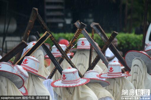 　　当地时间2017年5月20日，尼日利亚eyo节，是尼日利亚约鲁巴人的节日，起源于约鲁巴人在拉各斯岛上的秘密结社。最初是送走逝去的领袖、迎来新领袖的仪式，现在变成了当地的狂欢节，eyo是指装扮者，装扮者还有不同种类，通过衣装细节和颜色区分。  　　1  　　当地时间2017年5月20日，尼日利亚正在举办eyo节。  　　2  　　尼日利亚eyo节，是尼日利亚约鲁巴人的节日，起源于约鲁巴人在拉各斯岛上的秘密结社。  　　3  　　eyo节最初是送走逝去的领袖、迎来新领袖的仪式，现在变成了当地的狂欢节。  　　4  　　eyo是指装扮者，装扮者还有不同种类，通过衣装细节和颜色区分。  　　5-12  　　文章来自：网易旅游