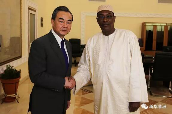 　　5月21日，受正在国外参加会议的马里总统凯塔委托，马里总理马伊加在巴马科总理府会见外交部长王毅。  　　    　　5月21日，受正在国外参加会议的马里总统凯塔委托，马里总理马伊加(右)在巴马科总理府会见中国外交部长王毅。新华社记者 邢建桥摄  　　马伊加表示，马里与中国一直保持着兄弟情谊，马方把中国视为自己的战略伙伴。马感谢中国长期以来对马发展的支持和帮助，愿同中方一道积极落实中非合作论坛成果，深化双边务实合作，密切两国人员往来，更好地造福马里及两国人民。马方高度赞赏中方为马维护国家和平稳定提供的支持，感谢中方参与联合国在马里的维和行动，并再次对在行动中牺牲的中国士兵表示哀悼。马方重视中国在国际事务上的重要作用，希中方能为马和萨赫勒机制维护地区和平安全和打击恐怖主义提供帮助，愿意就安理会改革等问题同中方保持密切沟通与协作。  　　王毅表示，中马是风雨同舟的好伙伴、好兄弟，中国坚定支持马维护国家主权、安全和统一的努力，坚定支持马推进和平和解进程，坚定支持马探索适合本国国情的发展道路，坚定支持马反对和打击恐怖主义。中方也始终支持非洲国家以自己的方式解决非洲问题，将继续在联合国安理会等多边机制内仗义执言，维护马里和非洲国家的正当合法权益。下一步，我们愿充分发挥两国传统友好的独特优势，着力加强基础设施建设、人力资源开发、和平安全三大优先领域合作，重点支持马提升农业发展水平、逐步建立工业体系，从而实现自主和可持续发展。  　　文章来自：新华非洲