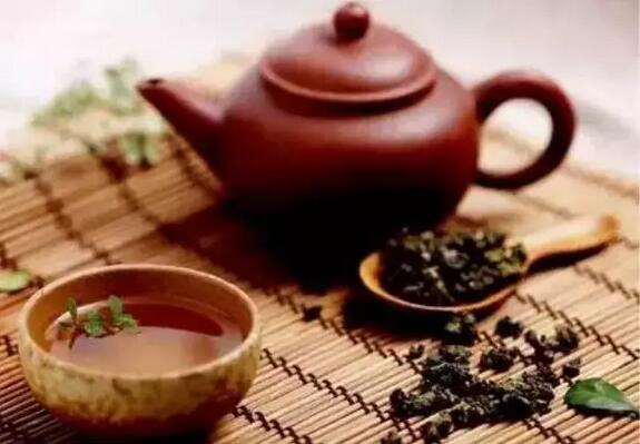 　　善良的人总是快乐，感恩的人总是知足;俗语说：滴水之恩，当涌泉相报。感恩是一种生活态度，是一种善于发现生活中的感动并能享受这一感动的思想境界。感恩父母，感恩家人，感恩朋友，感恩生活……包括感恩逆境和敌人。  　　    　　感恩是一种处世哲学，是生活中的大智慧。人生在世，不可能一帆风顺，种种失败、无奈都需要我们勇敢地面对、旷达地处理。当挫折、失败来临时，是一味地埋怨生活，从此变得消沉、萎靡不振，还是对生活满怀感恩，跌倒了再爬起来?英国作家萨克雷说：“生活就是一面镜子，你笑，它也笑;你哭，它也哭。”  　　    　　如果我们时时能用感恩的心来看这个世间，则会觉得这个世间很可爱、很富有!树上小鸟的轻唱，太阳无私的光明与热能，路旁花朵的芬芳，都会令你感到心旷神怡。  　　    　　“我的手还能活动;我的大脑还能思维;我有终生追求的理想;我有爱我和我爱着的亲人与朋友;对了，我还有一颗感恩的心……”谁能想到这段豁达而美妙的文字，竟出自一位在轮椅上生活了三十余年的高位瘫痪的残疾人——世界科学巨匠霍金。命运之神对霍金，在常人看来是苛刻得不能再苛刻了。可他仍感到自己很富有：一根能活动的手指，一个能思维的大脑……这些都让他感到满足，并对生活充满了感恩之心。因而，他的人生是充实而快乐的。  　　    　　对生活、对世界、对身边熟悉和陌生的人、对我们的朋友和对手，真的要感谢他们给了我们这样一份精彩的生活。  　　真诚地感恩逆境，它是一次人生的淬火，让我们得到锤炼;它是一个课堂，让我们学会了刻苦、忍耐、淡泊和宽容;它是一块“试金石”，使我们体味真正的友谊，真正的朋友，体味一个冷暖人生;它是一笔财富，经历了它，会让我们精神富有，终生享用。逆境砺炼心志，教会我们体味真诚，体味人生，让我们心存感恩，在人生的道路上风雨兼程。  　　    　　其实，幸福的感觉不是由处境和外在的条件决定的，关键在于我们有没有感恩的心。想想我们得到过的爱，哪怕它并不多;想想亲人、朋友，甚至是不相干的人为我们做过的事，哪怕它只是举手之劳;想想早晨扑面而来的清新的空气，想想拂过我们额前发丝的调皮的风儿……  　　我们，有什么理由不感谢生活?让我们拥有一颗感恩的心吧，有了它，你会平和面对动荡不安，积极应付挫折困难，于寒冬里感受到暖意，在风雨中体会到幸福。  　　    　　一个不懂得感恩的人，即使家财万贯，他仍是个贫穷的人;懂得感恩并知恩报恩，才是天下最富有和最快乐的人。  　　文章来自：人民日报