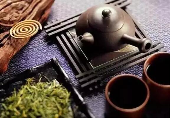 　　善良的人总是快乐，感恩的人总是知足;俗语说：滴水之恩，当涌泉相报。感恩是一种生活态度，是一种善于发现生活中的感动并能享受这一感动的思想境界。感恩父母，感恩家人，感恩朋友，感恩生活……包括感恩逆境和敌人。  　　    　　感恩是一种处世哲学，是生活中的大智慧。人生在世，不可能一帆风顺，种种失败、无奈都需要我们勇敢地面对、旷达地处理。当挫折、失败来临时，是一味地埋怨生活，从此变得消沉、萎靡不振，还是对生活满怀感恩，跌倒了再爬起来?英国作家萨克雷说：“生活就是一面镜子，你笑，它也笑;你哭，它也哭。”  　　    　　如果我们时时能用感恩的心来看这个世间，则会觉得这个世间很可爱、很富有!树上小鸟的轻唱，太阳无私的光明与热能，路旁花朵的芬芳，都会令你感到心旷神怡。  　　    　　“我的手还能活动;我的大脑还能思维;我有终生追求的理想;我有爱我和我爱着的亲人与朋友;对了，我还有一颗感恩的心……”谁能想到这段豁达而美妙的文字，竟出自一位在轮椅上生活了三十余年的高位瘫痪的残疾人——世界科学巨匠霍金。命运之神对霍金，在常人看来是苛刻得不能再苛刻了。可他仍感到自己很富有：一根能活动的手指，一个能思维的大脑……这些都让他感到满足，并对生活充满了感恩之心。因而，他的人生是充实而快乐的。  　　    　　对生活、对世界、对身边熟悉和陌生的人、对我们的朋友和对手，真的要感谢他们给了我们这样一份精彩的生活。  　　真诚地感恩逆境，它是一次人生的淬火，让我们得到锤炼;它是一个课堂，让我们学会了刻苦、忍耐、淡泊和宽容;它是一块“试金石”，使我们体味真正的友谊，真正的朋友，体味一个冷暖人生;它是一笔财富，经历了它，会让我们精神富有，终生享用。逆境砺炼心志，教会我们体味真诚，体味人生，让我们心存感恩，在人生的道路上风雨兼程。  　　    　　其实，幸福的感觉不是由处境和外在的条件决定的，关键在于我们有没有感恩的心。想想我们得到过的爱，哪怕它并不多;想想亲人、朋友，甚至是不相干的人为我们做过的事，哪怕它只是举手之劳;想想早晨扑面而来的清新的空气，想想拂过我们额前发丝的调皮的风儿……  　　我们，有什么理由不感谢生活?让我们拥有一颗感恩的心吧，有了它，你会平和面对动荡不安，积极应付挫折困难，于寒冬里感受到暖意，在风雨中体会到幸福。  　　    　　一个不懂得感恩的人，即使家财万贯，他仍是个贫穷的人;懂得感恩并知恩报恩，才是天下最富有和最快乐的人。  　　文章来自：人民日报