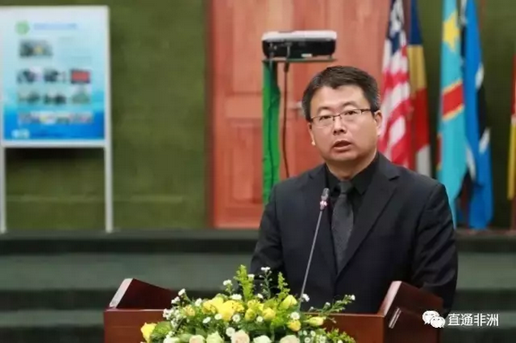 　　近日，2017年非洲孔子学院联席会议在赞比亚首都卢萨卡开幕。来自非洲35个国家的孔子学院代表出席了会议。  　　与会者在为期两天的会议上围绕如何促进本土师资培养、职业技术培训，以及与中资企业合作等三个议题展开讨论和交流。  　　赞比亚普通教育部和高等教育部官员，中国驻赞比亚大使杨优明，孔子学院总部副干事、国家汉办副主任夏建辉，赞比亚大学校长卢克·蒙巴，河北经贸大学副校长武义青等出席了当天的开幕式并致辞。  　　    　　赞比亚普通教育部长丹尼斯·瓦钦加代读了赞比亚副总统伊农格·维纳的致辞，维纳在文中强调了孔子学院对促进中非文化合作的重要性。她说，中非合作的新篇章的开启有赖于孔子学院通过语言文化交流将中非人民凝聚在一起的能力。孔子学院让中非人民增进了解，让中非人民走得更近，是中非合作共赢的真正平台。  　　维纳在文中表示，赞比亚已经将汉语选作在学校中教授的三门外语之一，并且中文也已经被纳入初级和高级中学的教学大纲之中，赞政府将致力于确保中赞关系持续发展，中国不仅是赞比亚也是全非洲的“全天候”朋友。  　　    　　杨优明致辞时说，随着中非友谊之花开遍非洲大地，孔子学院已成为中非文化交流的重要载体。“孔子学院属于中国，也属于世界。”并对孔子学院今后发展提出三点建议，一是贴近非洲各国人民学习汉语实际需求，既要强调共性，也要因国施策，提供各国民众喜闻乐见的教学内容；二是充分发挥比较优势，既传播中华文化，又弘扬非洲文化，交流互鉴，共同发展；三是提升汉语教学实用性和针对性，同中非务实合作紧密结合，为当地民众创业就业提供助力。  　　夏建辉说，非洲虽然不是开办孔子学院最多的地区，却是全球孔子学院办学成效最好的地区。目前非洲37国设立了48所孔子学院、27个孔子课堂以及400多个教学中心。  　　    　　夏建辉称，非洲地区的孔子学院有四大亮点：一、定位好。即根据各国多样化实际需求，建立了多层次多样化的汉语教学体系；二、办得好。虽然多数非洲国家只有1所孔子学院，却承担了整个国家各层次的汉语教学任务，2016年各类学员达到12万人，12个国家将汉语教学纳入国民教育体系；三、学得好。非洲学生语言天赋高，进步神速，汉语交流流利;四、用得好。很多孔子学院与当地企业建立了互利合作的关系，许多孔院学员因学习汉语可进入中资企业实习、就业，使个人所学在职业发展和中非合作大潮中得到充分发挥。他希望中非双方继续精诚合作，不断提高孔子学院的办学质量和水平，积极扩大影响力，参与“一带一路”建设，为增进中非友谊作出更大贡献。  　　本次会议由孔子学院总部/国家汉办主办、赞比亚大学孔子学院承办、中国驻赞比亚使馆提供支持。赞比亚大学孔子学院成立于2010年7月，目前在赞比亚全国十个省设立教学点，形成“一所孔院、两所课堂、十七个教学点”的汉语推广格局，学习汉语学生总数逾8000名。  　　文章来自：直通非洲