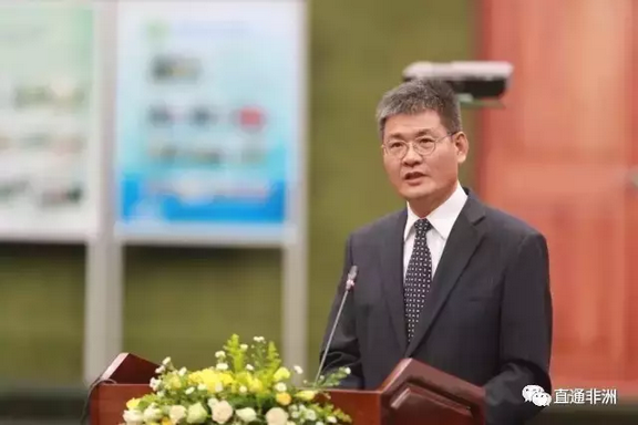 　　近日，2017年非洲孔子学院联席会议在赞比亚首都卢萨卡开幕。来自非洲35个国家的孔子学院代表出席了会议。  　　与会者在为期两天的会议上围绕如何促进本土师资培养、职业技术培训，以及与中资企业合作等三个议题展开讨论和交流。  　　赞比亚普通教育部和高等教育部官员，中国驻赞比亚大使杨优明，孔子学院总部副干事、国家汉办副主任夏建辉，赞比亚大学校长卢克·蒙巴，河北经贸大学副校长武义青等出席了当天的开幕式并致辞。  　　    　　赞比亚普通教育部长丹尼斯·瓦钦加代读了赞比亚副总统伊农格·维纳的致辞，维纳在文中强调了孔子学院对促进中非文化合作的重要性。她说，中非合作的新篇章的开启有赖于孔子学院通过语言文化交流将中非人民凝聚在一起的能力。孔子学院让中非人民增进了解，让中非人民走得更近，是中非合作共赢的真正平台。  　　维纳在文中表示，赞比亚已经将汉语选作在学校中教授的三门外语之一，并且中文也已经被纳入初级和高级中学的教学大纲之中，赞政府将致力于确保中赞关系持续发展，中国不仅是赞比亚也是全非洲的“全天候”朋友。  　　    　　杨优明致辞时说，随着中非友谊之花开遍非洲大地，孔子学院已成为中非文化交流的重要载体。“孔子学院属于中国，也属于世界。”并对孔子学院今后发展提出三点建议，一是贴近非洲各国人民学习汉语实际需求，既要强调共性，也要因国施策，提供各国民众喜闻乐见的教学内容；二是充分发挥比较优势，既传播中华文化，又弘扬非洲文化，交流互鉴，共同发展；三是提升汉语教学实用性和针对性，同中非务实合作紧密结合，为当地民众创业就业提供助力。  　　夏建辉说，非洲虽然不是开办孔子学院最多的地区，却是全球孔子学院办学成效最好的地区。目前非洲37国设立了48所孔子学院、27个孔子课堂以及400多个教学中心。  　　    　　夏建辉称，非洲地区的孔子学院有四大亮点：一、定位好。即根据各国多样化实际需求，建立了多层次多样化的汉语教学体系；二、办得好。虽然多数非洲国家只有1所孔子学院，却承担了整个国家各层次的汉语教学任务，2016年各类学员达到12万人，12个国家将汉语教学纳入国民教育体系；三、学得好。非洲学生语言天赋高，进步神速，汉语交流流利;四、用得好。很多孔子学院与当地企业建立了互利合作的关系，许多孔院学员因学习汉语可进入中资企业实习、就业，使个人所学在职业发展和中非合作大潮中得到充分发挥。他希望中非双方继续精诚合作，不断提高孔子学院的办学质量和水平，积极扩大影响力，参与“一带一路”建设，为增进中非友谊作出更大贡献。  　　本次会议由孔子学院总部/国家汉办主办、赞比亚大学孔子学院承办、中国驻赞比亚使馆提供支持。赞比亚大学孔子学院成立于2010年7月，目前在赞比亚全国十个省设立教学点，形成“一所孔院、两所课堂、十七个教学点”的汉语推广格局，学习汉语学生总数逾8000名。  　　文章来自：直通非洲