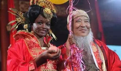 在爱情面前,年龄和国籍已经变得不再那么的重要。来自非洲的22岁姑娘Ada爱上68岁的中国老大爷杨彦,两人上演了一段跨国的“爷孙恋”。 非洲姑娘曾经是老大爷的学生,由于非洲姑娘十分喜爱中国文化,她每天跟着中国老大爷一起学画画和写字,久而久之,两人就陷入爱情不能自拔。 这位非洲姑娘不仅喜欢中国文化,而且还是一个中国通,会画画,也会说一口流利的普通话。和老大爷在一起的每一天,她都十分的开心快乐。 虽然两人的爱情不被人看好,但是从恋爱到结婚,已经过去了4个年头,夫妻二人恩爱如初,即便是在公共场所,两人也不忘秀恩爱。 两人还有了爱情的结晶,非洲姑娘替中国老大爷生下了一个可爱的小女儿,一家三口其乐融融。 文章来自:趣闻探秘