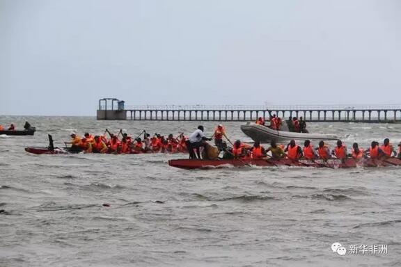 　　由乌中友好协会主办的龙舟节活动28日在非洲最大湖泊维多利亚湖乌干达恩德培段举行，来自中乌两国的14支队伍参加了当天的龙舟赛。  　　    　　正在维多利亚湖上比赛的龙舟。  　　本次活动除了中国传统的龙舟赛，还有来自乌干达孔子学院学生、当地著名歌星和鼓手们带来的精彩文艺演出;乌干达民众还可以在现场展台上品尝地道的端午美食。虽然当天湖面上风浪不小，但大家热情不减，很多在乌华侨华人和乌民众举家前来。  　　    　　乌干达副总统塞坎迪(左一)、中国驻乌干达大使郑竹强(左二)、中国人民对外友好协会副会长林怡(右二)、乌干达驻中国大使Crispus Kiyonga (右一)在比赛开始前的举桨仪式。  　　出席当天活动的乌干达副总统塞坎迪在致辞中说，相信龙舟节将促进乌干达和中国人民的友好合作。中国驻乌干达大使郑竹强表示，龙舟节活动将有助于增进中乌民间友谊，推动当地旅游事业的发展，中乌旅游合作前景广阔。  　　   正在维多利亚湖上比赛的龙舟。  　　龙舟节活动得到中国驻乌干达大使馆、乌干达中国商会和当地华侨华人团体的积极支持。中国人民对外友好协会的代表和中国武汉汉江大学龙舟队应邀参加。  　　    　　中国武汉汉江大学龙舟队。  　　当天的比赛分为标准龙舟和小龙舟比赛。最终，一家乌干达物流企业代表队获得标准龙舟赛冠军，武汉汉江大学代表队获得小龙舟赛冠军。  　　    　　武汉汉江大学代表队获得小龙舟赛冠军。  　　乌中友好协会主席贝农表示，龙舟节以文化、旅游和体育为纽带，将增进乌中两国人民的相互了解和友谊。希望通过在乌举办龙舟赛，吸引更多中国游客来乌旅游，使旅游合作成为两国合作的新亮点。  　　    　　本次龙舟赛的龙舟由乌干达当地渔船”改装“而来。  　　    　　乌干达副总统塞坎迪和乌干达本地龙舟队代表握手。  　　   正在维多利亚湖上比赛的龙舟。  　　    　　乌干达副总统塞坎迪祝福乌干达本土企业龙舟队取得好成绩。  　　    　　乌干达当地鼓手们带来精彩的文艺演出。  　　文章来自：新华非洲