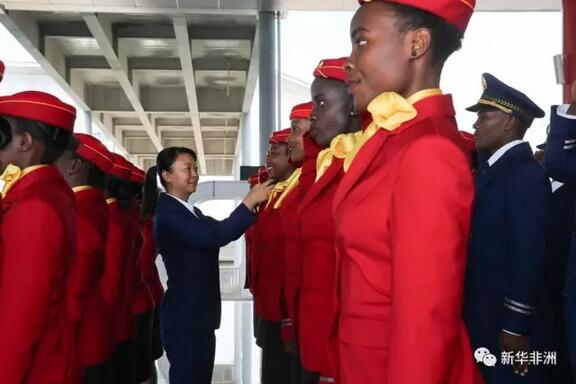 　　彩旗飘扬，歌舞欢畅。由中国企业承建、连接肯尼亚港口城市蒙巴萨和首都内罗毕的蒙内铁路31日正式竣工通车。  　　    　　5月31日，在肯尼亚蒙巴萨，蒙内铁路列车员在站台等候旅客登车。新华社记者 潘思危摄  　　“中国路桥给了我一份能够施展我才能的好工作，这让我多年的努力都有了回报。”站在蒙内铁路蒙巴萨终点站施工现场，参与蒙内铁路建设的肯尼亚女孩瓦妮库骄傲而自信。  　　“庞大、崭新、现代”，蒙内铁路项目首批内燃机车抵肯时，肯交通与基础设施部长马查里亚竖起大拇指。  　　“这条铁路将为非洲大陆打开一条通道。”肯尼亚总统肯雅塔多次点赞蒙内铁路彰显中国质量、中国速度、中国方案。  　　……  　　肯尼亚是诞生在铁轨上的国家。作为该国实现2030年国家发展愿景的“旗舰工程”，蒙内铁路——这条肯尼亚独立以来建设的首条新铁路，将引领东非大地在发展道路上加速行驶，并带动区域乃至整个非洲经济实现飞跃。  　　实力过硬的“中国建设”  　　肯尼亚不是没有铁路。100多年前，英国殖民者在肯尼亚修建了连接蒙巴萨到内罗毕的米轨铁路。由于年久失修、线路老化，其客货运能力早已不能满足需求。  　　    　　蒙巴萨港是东非第一大港，在整个东非地区占有重要地位，其集装箱中转覆盖坦桑尼亚、乌干达、南苏丹、卢旺达和布隆迪等众多国家的港口。新华社记者 孙瑞博摄  　　随着经济发展，东非第一大港口蒙巴萨港正在不断扩大，预计到2030年，港口年吞吐量将由当前约1900万吨升至3000多万吨。不修新铁路，本地农产品运不出去，外面的货物进不来，高昂的公路货运成本让投资者望而却步。怎么办?肯尼亚政府想到要修建一条新铁路。  　　近年来，中国铁路工程在非洲享有盛誉，很多非洲国家都对采用中国标准、签约中国公司抱有兴趣。在竞争中，中国企业也往往可以凭借更合理的工期、更有竞争力的报价和过硬的质量，最终拿到订单。这一次，肯尼亚也选择了中国。  　　2013年8月，蒙内铁路融资备忘录签署。2014年5月，蒙内铁路融资协议签署。2014年12月，这条长480公里、造价约38亿美元、全线采用中国标准的标轨铁路开始动工建设。  　　    　　5月25日，正在蒙内铁路上调试的列车疾驰而过。新华社记者 陈诚摄  　　“我们要建造的是百年工程。100年后，没有人会记得这是哪个企业修建的项目。但他们会记得，这是中国人建造的。”在位于蒙巴萨的蒙内铁路第一项目部营地，项目副经理古新标说。  　　历时29个月，由中国交建子公司中国路桥承建的蒙内铁路完工，比规划工期提前两年半时间。肯尼亚铁路公司总经理阿塔纳斯·马伊纳对“中国速度”很满意：“我们当初的选择是完全正确的……这条铁路的建设，无论是质量、速度还是施工水平等都是出色、令人满意的。”  　　   5月29日，一列火车驶过肯尼亚蒙内铁路蒙巴萨西站。新华社记者 潘思危摄  　　孕育新机的“经济快道”  　　“要想富，先修路。”这是中国改革开放30多年来实现经济快速发展的一条重要经验。现在，非洲国家也逐渐意识到这一点——只有交通条件得到改善，非洲的潜能才能得到有效释放，非洲的资源优势才能有效转化为经济优势，非洲人民才能享受到更多实实在在的便利。  　　蒙内铁路项目建设给当地带来了经济红利。自开工起，中方就决定高比例采用当地物资材料和设备。同时，这一项目还带动了当地就业。截至目前，项目共招聘4.6万名本地员工。  　　    　　5月16日，在肯尼亚蒙内铁路内罗毕南站，中方管理人员黄晓丽为列车员整理着装。新华社记者 潘思危摄  　　更重要的是，中国不仅“授人以鱼”，而且还“授人以渔”。中国交建董事长刘起涛说，中方在承建铁路过程中，把培育肯方铁路技术人才放在重要位置。除了为此扩建肯尼亚已有的铁路培训学校，还在施工现场建立了技术人员培训基地，并帮助肯尼亚高校开设铁路工程系，为当地培养一批铁路技术、运营和管理人才。  　　有关报告显示，蒙内铁路建设有望每年拉动肯尼亚经济增长1.5个百分点。铁路的开通将极大提高蒙巴萨港口物资的运输效率，降低货运成本。据肯政府估算，新铁路可使东非地区货运成本下降79%，商务成本下降40%，运输时间缩减一半。  　　铁路开通后，肯尼亚旅游业也将成为受益最大的行业之一。肯旅游部长穆罕默德·纳吉布·巴拉拉近期在接受新华社记者采访时说，未来一年，肯尼亚国内旅游人数预计将增长一倍。蒙内铁路沿线有很多旅游景点，今后乘客可以坐火车去安博塞利国家公园和察沃国家公园看野生动物。  　　连通非洲的“世纪梦想”  　　前非盟委员会主席祖马曾表示，非洲有一个“世纪梦想”，就是将非洲所有国家的首都用高速铁路连接起来。  　　“我从来不将这条铁路看成是内罗毕或是肯尼亚的铁路。”在赴北京参加“一带一路”国际合作高峰论坛前，肯尼亚总统乌胡鲁·肯雅塔对中肯主流媒体记者说。他认为，蒙内铁路将连接东非，在非洲大陆打开一条通道，帮助整个非洲大陆吸引投资。  　　    　　这是5月11日拍摄的肯尼亚蒙内铁路察沃段。 新华社记者 陈诚摄  　　蒙内铁路扮演着东非铁路网的“龙头”角色。2014年5月，蒙内铁路融资协议在肯尼亚、乌干达、卢旺达和南苏丹四国总统等东非地区国家领导人，以及坦桑尼亚、布隆迪和非洲开发银行代表的见证下签订，足以表明东非各国支持建设“东非铁路网”的共同意愿。  　　去年10月，连接内罗毕与肯尼亚边境城市马拉巴的内马铁路一期工程开工，标志着蒙内铁路将从内罗毕向肯尼亚-乌干达边界地区延伸。  　　肯尼亚是整个东非地区的原材料和物资中转国。蒙内铁路将成为“东非铁路网”的起始端、咽喉和门户，提高港口物资到东非腹地的运输效率，对整个地区的经济发展将大有裨益。  　　600多年前，郑和率船队从中国出发，经东南亚、跨印度洋后抵达“慢八撒”，即今天的蒙巴萨。贸易由此繁荣，非洲东海岸成为古代海上丝绸之路上的“瓷器海岸”。  　　    　　5月31日，在蒙内铁路蒙巴萨西站，两名乘客在一尊中国航海家郑和的雕像前留影。新华社记者 孙瑞博摄  　　在新的历史条件下，中国提出“一带一路”倡议，就是要继承和发扬丝绸之路精神，把中国发展同沿线国家发展结合起来，把中国梦同沿线各国人民的梦想结合起来，赋予古代丝绸之路以全新的时代内涵。  　　今天，“中国造”蒙内铁路从蒙巴萨启程，一路延伸至非洲大陆腹地，蒙巴萨未来将成为“一带一路”建设在非洲的“登陆点”。  　　中国一向把基础设施建设放在对非合作的重要位置，支持非洲大陆的互联互通。以蒙内铁路通车为起点，通过中非共同谋划与通力合作，未来还将继续涌现一批类似的“旗舰工程”，更好畅通非洲国家的贸易投资和人员往来。我们可以相信，用铁路把非洲国家连接起来的“世纪梦想”不会太遥远。  　　文章来自：新华非洲