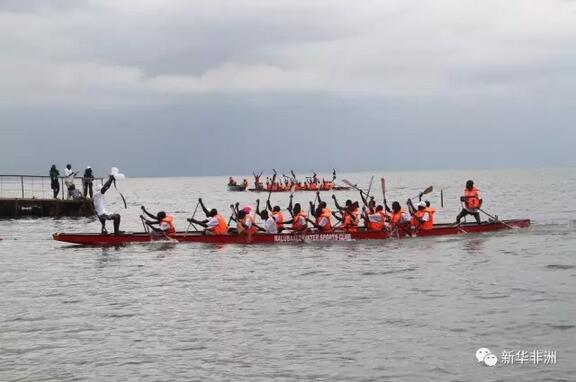 　　由乌中友好协会主办的龙舟节活动28日在非洲最大湖泊维多利亚湖乌干达恩德培段举行，来自中乌两国的14支队伍参加了当天的龙舟赛。  　　    　　正在维多利亚湖上比赛的龙舟。  　　本次活动除了中国传统的龙舟赛，还有来自乌干达孔子学院学生、当地著名歌星和鼓手们带来的精彩文艺演出;乌干达民众还可以在现场展台上品尝地道的端午美食。虽然当天湖面上风浪不小，但大家热情不减，很多在乌华侨华人和乌民众举家前来。  　　    　　乌干达副总统塞坎迪(左一)、中国驻乌干达大使郑竹强(左二)、中国人民对外友好协会副会长林怡(右二)、乌干达驻中国大使Crispus Kiyonga (右一)在比赛开始前的举桨仪式。  　　出席当天活动的乌干达副总统塞坎迪在致辞中说，相信龙舟节将促进乌干达和中国人民的友好合作。中国驻乌干达大使郑竹强表示，龙舟节活动将有助于增进中乌民间友谊，推动当地旅游事业的发展，中乌旅游合作前景广阔。  　　   正在维多利亚湖上比赛的龙舟。  　　龙舟节活动得到中国驻乌干达大使馆、乌干达中国商会和当地华侨华人团体的积极支持。中国人民对外友好协会的代表和中国武汉汉江大学龙舟队应邀参加。  　　    　　中国武汉汉江大学龙舟队。  　　当天的比赛分为标准龙舟和小龙舟比赛。最终，一家乌干达物流企业代表队获得标准龙舟赛冠军，武汉汉江大学代表队获得小龙舟赛冠军。  　　    　　武汉汉江大学代表队获得小龙舟赛冠军。  　　乌中友好协会主席贝农表示，龙舟节以文化、旅游和体育为纽带，将增进乌中两国人民的相互了解和友谊。希望通过在乌举办龙舟赛，吸引更多中国游客来乌旅游，使旅游合作成为两国合作的新亮点。  　　    　　本次龙舟赛的龙舟由乌干达当地渔船”改装“而来。  　　    　　乌干达副总统塞坎迪和乌干达本地龙舟队代表握手。  　　   正在维多利亚湖上比赛的龙舟。  　　    　　乌干达副总统塞坎迪祝福乌干达本土企业龙舟队取得好成绩。  　　    　　乌干达当地鼓手们带来精彩的文艺演出。  　　文章来自：新华非洲