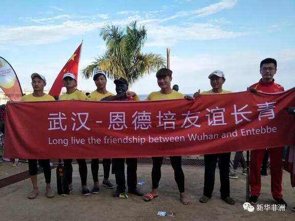 　　由乌中友好协会主办的龙舟节活动28日在非洲最大湖泊维多利亚湖乌干达恩德培段举行，来自中乌两国的14支队伍参加了当天的龙舟赛。  　　    　　正在维多利亚湖上比赛的龙舟。  　　本次活动除了中国传统的龙舟赛，还有来自乌干达孔子学院学生、当地著名歌星和鼓手们带来的精彩文艺演出;乌干达民众还可以在现场展台上品尝地道的端午美食。虽然当天湖面上风浪不小，但大家热情不减，很多在乌华侨华人和乌民众举家前来。  　　    　　乌干达副总统塞坎迪(左一)、中国驻乌干达大使郑竹强(左二)、中国人民对外友好协会副会长林怡(右二)、乌干达驻中国大使Crispus Kiyonga (右一)在比赛开始前的举桨仪式。  　　出席当天活动的乌干达副总统塞坎迪在致辞中说，相信龙舟节将促进乌干达和中国人民的友好合作。中国驻乌干达大使郑竹强表示，龙舟节活动将有助于增进中乌民间友谊，推动当地旅游事业的发展，中乌旅游合作前景广阔。  　　   正在维多利亚湖上比赛的龙舟。  　　龙舟节活动得到中国驻乌干达大使馆、乌干达中国商会和当地华侨华人团体的积极支持。中国人民对外友好协会的代表和中国武汉汉江大学龙舟队应邀参加。  　　    　　中国武汉汉江大学龙舟队。  　　当天的比赛分为标准龙舟和小龙舟比赛。最终，一家乌干达物流企业代表队获得标准龙舟赛冠军，武汉汉江大学代表队获得小龙舟赛冠军。  　　    　　武汉汉江大学代表队获得小龙舟赛冠军。  　　乌中友好协会主席贝农表示，龙舟节以文化、旅游和体育为纽带，将增进乌中两国人民的相互了解和友谊。希望通过在乌举办龙舟赛，吸引更多中国游客来乌旅游，使旅游合作成为两国合作的新亮点。  　　    　　本次龙舟赛的龙舟由乌干达当地渔船”改装“而来。  　　    　　乌干达副总统塞坎迪和乌干达本地龙舟队代表握手。  　　   正在维多利亚湖上比赛的龙舟。  　　    　　乌干达副总统塞坎迪祝福乌干达本土企业龙舟队取得好成绩。  　　    　　乌干达当地鼓手们带来精彩的文艺演出。  　　文章来自：新华非洲