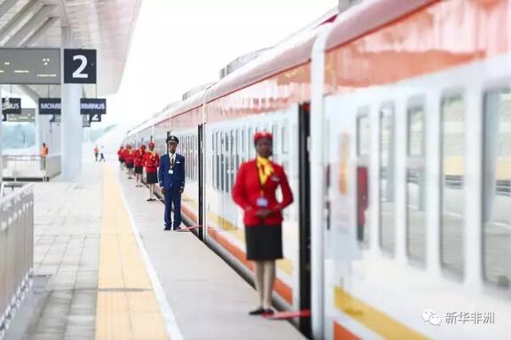 　　彩旗飘扬，歌舞欢畅。由中国企业承建、连接肯尼亚港口城市蒙巴萨和首都内罗毕的蒙内铁路31日正式竣工通车。  　　    　　5月31日，在肯尼亚蒙巴萨，蒙内铁路列车员在站台等候旅客登车。新华社记者 潘思危摄  　　“中国路桥给了我一份能够施展我才能的好工作，这让我多年的努力都有了回报。”站在蒙内铁路蒙巴萨终点站施工现场，参与蒙内铁路建设的肯尼亚女孩瓦妮库骄傲而自信。  　　“庞大、崭新、现代”，蒙内铁路项目首批内燃机车抵肯时，肯交通与基础设施部长马查里亚竖起大拇指。  　　“这条铁路将为非洲大陆打开一条通道。”肯尼亚总统肯雅塔多次点赞蒙内铁路彰显中国质量、中国速度、中国方案。  　　……  　　肯尼亚是诞生在铁轨上的国家。作为该国实现2030年国家发展愿景的“旗舰工程”，蒙内铁路——这条肯尼亚独立以来建设的首条新铁路，将引领东非大地在发展道路上加速行驶，并带动区域乃至整个非洲经济实现飞跃。  　　实力过硬的“中国建设”  　　肯尼亚不是没有铁路。100多年前，英国殖民者在肯尼亚修建了连接蒙巴萨到内罗毕的米轨铁路。由于年久失修、线路老化，其客货运能力早已不能满足需求。  　　    　　蒙巴萨港是东非第一大港，在整个东非地区占有重要地位，其集装箱中转覆盖坦桑尼亚、乌干达、南苏丹、卢旺达和布隆迪等众多国家的港口。新华社记者 孙瑞博摄  　　随着经济发展，东非第一大港口蒙巴萨港正在不断扩大，预计到2030年，港口年吞吐量将由当前约1900万吨升至3000多万吨。不修新铁路，本地农产品运不出去，外面的货物进不来，高昂的公路货运成本让投资者望而却步。怎么办?肯尼亚政府想到要修建一条新铁路。  　　近年来，中国铁路工程在非洲享有盛誉，很多非洲国家都对采用中国标准、签约中国公司抱有兴趣。在竞争中，中国企业也往往可以凭借更合理的工期、更有竞争力的报价和过硬的质量，最终拿到订单。这一次，肯尼亚也选择了中国。  　　2013年8月，蒙内铁路融资备忘录签署。2014年5月，蒙内铁路融资协议签署。2014年12月，这条长480公里、造价约38亿美元、全线采用中国标准的标轨铁路开始动工建设。  　　    　　5月25日，正在蒙内铁路上调试的列车疾驰而过。新华社记者 陈诚摄  　　“我们要建造的是百年工程。100年后，没有人会记得这是哪个企业修建的项目。但他们会记得，这是中国人建造的。”在位于蒙巴萨的蒙内铁路第一项目部营地，项目副经理古新标说。  　　历时29个月，由中国交建子公司中国路桥承建的蒙内铁路完工，比规划工期提前两年半时间。肯尼亚铁路公司总经理阿塔纳斯·马伊纳对“中国速度”很满意：“我们当初的选择是完全正确的……这条铁路的建设，无论是质量、速度还是施工水平等都是出色、令人满意的。”  　　   5月29日，一列火车驶过肯尼亚蒙内铁路蒙巴萨西站。新华社记者 潘思危摄  　　孕育新机的“经济快道”  　　“要想富，先修路。”这是中国改革开放30多年来实现经济快速发展的一条重要经验。现在，非洲国家也逐渐意识到这一点——只有交通条件得到改善，非洲的潜能才能得到有效释放，非洲的资源优势才能有效转化为经济优势，非洲人民才能享受到更多实实在在的便利。  　　蒙内铁路项目建设给当地带来了经济红利。自开工起，中方就决定高比例采用当地物资材料和设备。同时，这一项目还带动了当地就业。截至目前，项目共招聘4.6万名本地员工。  　　    　　5月16日，在肯尼亚蒙内铁路内罗毕南站，中方管理人员黄晓丽为列车员整理着装。新华社记者 潘思危摄  　　更重要的是，中国不仅“授人以鱼”，而且还“授人以渔”。中国交建董事长刘起涛说，中方在承建铁路过程中，把培育肯方铁路技术人才放在重要位置。除了为此扩建肯尼亚已有的铁路培训学校，还在施工现场建立了技术人员培训基地，并帮助肯尼亚高校开设铁路工程系，为当地培养一批铁路技术、运营和管理人才。  　　有关报告显示，蒙内铁路建设有望每年拉动肯尼亚经济增长1.5个百分点。铁路的开通将极大提高蒙巴萨港口物资的运输效率，降低货运成本。据肯政府估算，新铁路可使东非地区货运成本下降79%，商务成本下降40%，运输时间缩减一半。  　　铁路开通后，肯尼亚旅游业也将成为受益最大的行业之一。肯旅游部长穆罕默德·纳吉布·巴拉拉近期在接受新华社记者采访时说，未来一年，肯尼亚国内旅游人数预计将增长一倍。蒙内铁路沿线有很多旅游景点，今后乘客可以坐火车去安博塞利国家公园和察沃国家公园看野生动物。  　　连通非洲的“世纪梦想”  　　前非盟委员会主席祖马曾表示，非洲有一个“世纪梦想”，就是将非洲所有国家的首都用高速铁路连接起来。  　　“我从来不将这条铁路看成是内罗毕或是肯尼亚的铁路。”在赴北京参加“一带一路”国际合作高峰论坛前，肯尼亚总统乌胡鲁·肯雅塔对中肯主流媒体记者说。他认为，蒙内铁路将连接东非，在非洲大陆打开一条通道，帮助整个非洲大陆吸引投资。  　　    　　这是5月11日拍摄的肯尼亚蒙内铁路察沃段。 新华社记者 陈诚摄  　　蒙内铁路扮演着东非铁路网的“龙头”角色。2014年5月，蒙内铁路融资协议在肯尼亚、乌干达、卢旺达和南苏丹四国总统等东非地区国家领导人，以及坦桑尼亚、布隆迪和非洲开发银行代表的见证下签订，足以表明东非各国支持建设“东非铁路网”的共同意愿。  　　去年10月，连接内罗毕与肯尼亚边境城市马拉巴的内马铁路一期工程开工，标志着蒙内铁路将从内罗毕向肯尼亚-乌干达边界地区延伸。  　　肯尼亚是整个东非地区的原材料和物资中转国。蒙内铁路将成为“东非铁路网”的起始端、咽喉和门户，提高港口物资到东非腹地的运输效率，对整个地区的经济发展将大有裨益。  　　600多年前，郑和率船队从中国出发，经东南亚、跨印度洋后抵达“慢八撒”，即今天的蒙巴萨。贸易由此繁荣，非洲东海岸成为古代海上丝绸之路上的“瓷器海岸”。  　　    　　5月31日，在蒙内铁路蒙巴萨西站，两名乘客在一尊中国航海家郑和的雕像前留影。新华社记者 孙瑞博摄  　　在新的历史条件下，中国提出“一带一路”倡议，就是要继承和发扬丝绸之路精神，把中国发展同沿线国家发展结合起来，把中国梦同沿线各国人民的梦想结合起来，赋予古代丝绸之路以全新的时代内涵。  　　今天，“中国造”蒙内铁路从蒙巴萨启程，一路延伸至非洲大陆腹地，蒙巴萨未来将成为“一带一路”建设在非洲的“登陆点”。  　　中国一向把基础设施建设放在对非合作的重要位置，支持非洲大陆的互联互通。以蒙内铁路通车为起点，通过中非共同谋划与通力合作，未来还将继续涌现一批类似的“旗舰工程”，更好畅通非洲国家的贸易投资和人员往来。我们可以相信，用铁路把非洲国家连接起来的“世纪梦想”不会太遥远。  　　文章来自：新华非洲
