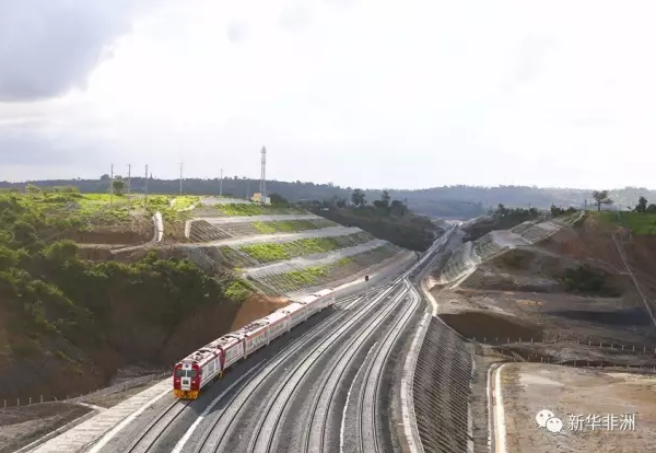 　　说起中国的火车，大家脑海中可能会浮现出相似的场景：车窗外南方的梯田、北方的平原，车厢里的南腔北调和方便面香，和永远塞得满满当当的行李架。  　　而随着中国工程不断走出国门，未来你乘坐的“中国火车”，可能会是这样的：似曾相识的动车车厢，窗外闪过非洲草原上的斑马和大象，一位非洲乘务员送上浓郁的肯尼亚红茶，并用中文对你说了句“旅途愉快”。  　　   5月29日，一列火车行驶在肯尼亚蒙内铁路蒙巴萨段。新华社记者 潘思危摄  　　这是新华社记者体验“蒙巴萨-内罗毕标轨铁路”(蒙内铁路)的真实感受。这条由中国企业建造和运营的肯尼亚首条现代化标轨铁路于5月31日正式开通。记者先前有幸坐上了试运营的列车，为你揭秘蒙内铁路火车之旅的几大亮点：  　　空姐转职列车员  　　登上蒙内铁路的列车时，很难不注意到穿着黑、红、绿三色制服(肯尼亚国旗色)的女乘务员，她们中不少人是从航空公司跳槽而来，一颦一笑都带着空姐范儿。其中一位乘务员莎伦·切兰加特解释说，之所以想从空乘转职做火车乘务员，是因为“在肯尼亚，这是充满机遇的新职业。”  　　    　　5月31日，在肯尼亚蒙巴萨，蒙内铁路列车员在站台等候旅客登车。新华社记者 潘思危摄  　　蒙内铁路上的不少肯尼亚工作人员都师从中国同行，或是曾前往中国学习铁道管理运营。因此，在蒙内铁路的列车上听到一句熟悉的中文问候并非稀罕事。记者在内罗毕车站还遇到了一位实习列车员艾瑞克，他曾留学南京师范大学，还用中文即兴表达了对这份新工作的期待。  　　坐着火车看大象  　　全长480公里的蒙内铁路有120公里穿过著名的察沃国家公园。试乘时，记者就看到了悠然漫步在察沃草原上的象群、斑马和角马。未来，幸运的火车乘客或许还能在火车上拍摄到到狮子捕猎的珍贵画面。  　　    　　2月22日，在肯尼亚西察沃国家公园，动物们在一处水塘喝水。新华社记者 孙瑞博摄  　　呼啸而过的火车会否打扰到野生动物的生活和迁徙?据铁路承建方中国路桥介绍，蒙内铁路一方面与既有的公路和米轨铁路并行，避免了对公园的二次破坏;同时还在沿线设置了14处专门的野生动物通道，如涵洞和桥梁。其中所有桥梁式通道的净高均在6.5米以上，即使是长颈鹿通过也不用低头，这一设计还受到了肯尼亚官方和环保组织的点赞。  　　观赏野生动物是肯尼亚旅游的一大金字招牌，但由于交通设施陈旧，一些safari圣地如马赛马拉并不容易前往。可以想见蒙内铁路将会极大促进沿线的旅游业发展。在临近察沃的姆蒂托安代车站执勤的警察凯文就自豪地对记者表示：“未来会有更多人来到察沃看野生动物，毕竟我们这里的动物资源比马赛马拉多得多。”  　　站台里的非洲风情  　　   蒙内铁路基布韦济站，猜猜它的设计灵感来自什么?新华社记者 陈诚摄  　　蒙内铁路的另一大看点便是极具现代感又结合了肯尼亚特色的站台，有的以斑马条纹为设计灵感，有的形似乞力马扎罗雪山，而蒙巴萨的车站是科幻感十足的“水滴”造型，正契合这个东非第一大港的气质。一些站台采用了通透的玻璃结构，让乘客随时能仰望肯尼亚标志性的“高原蓝”。  　　    　　一滴水滴掀起的涟漪?或是海上的一座灯塔?新华社记者 陈诚摄  　　由于试乘时铁路尚未开通，记者在沿线车站遇上了许多兴奋的“围观群众”。埃马利站的一位居民安娜·斯塔西娅称赞中国工程队在如此短的时间内修成了铁路，并非常期待铁路的开通。“以前每次回老家(基布韦济镇)都得艰难抉择一番，大巴车事故太多，而老铁路的火车又实在太慢……新铁路开通后就不成问题了。”她说。  　　转角遇上旧日小火车  　　蒙内铁路与一条老式的“米轨铁路”(轨距1米)并行，这条一百多年前英国人修建的铁路虽仍在运营，但由于速度缓慢、运力有限，早已无法满足肯尼亚如今的运输需求。肯尼亚已计划让这条百岁老铁路逐步卸任，未来或只会承担部分短途运输任务，而将大部分客货运输任务交给年轻力强的蒙内铁路。  　　    　　5月25日，正在蒙内铁路上调试的列车头(左)和百年前修建的米轨铁路上的火车不期而遇。新华社记者 陈诚摄  　　乘着蒙内铁路的列车，有时会看到同向行驶的老式火车被快速超越，许多非洲乘客从五颜六色、画着涂鸦的老式车厢里探出头朝我们张望。正如许多肯尼亚年轻人已经用上了来自中国的华为、OPPO新款手机，他们中的许多人也将在不远的未来登上崭新的列车，见证肯尼亚铁路历史性的更新换代。  　　文章来自：新华非洲