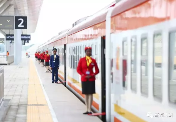 　　说起中国的火车，大家脑海中可能会浮现出相似的场景：车窗外南方的梯田、北方的平原，车厢里的南腔北调和方便面香，和永远塞得满满当当的行李架。  　　而随着中国工程不断走出国门，未来你乘坐的“中国火车”，可能会是这样的：似曾相识的动车车厢，窗外闪过非洲草原上的斑马和大象，一位非洲乘务员送上浓郁的肯尼亚红茶，并用中文对你说了句“旅途愉快”。  　　   5月29日，一列火车行驶在肯尼亚蒙内铁路蒙巴萨段。新华社记者 潘思危摄  　　这是新华社记者体验“蒙巴萨-内罗毕标轨铁路”(蒙内铁路)的真实感受。这条由中国企业建造和运营的肯尼亚首条现代化标轨铁路于5月31日正式开通。记者先前有幸坐上了试运营的列车，为你揭秘蒙内铁路火车之旅的几大亮点：  　　空姐转职列车员  　　登上蒙内铁路的列车时，很难不注意到穿着黑、红、绿三色制服(肯尼亚国旗色)的女乘务员，她们中不少人是从航空公司跳槽而来，一颦一笑都带着空姐范儿。其中一位乘务员莎伦·切兰加特解释说，之所以想从空乘转职做火车乘务员，是因为“在肯尼亚，这是充满机遇的新职业。”  　　    　　5月31日，在肯尼亚蒙巴萨，蒙内铁路列车员在站台等候旅客登车。新华社记者 潘思危摄  　　蒙内铁路上的不少肯尼亚工作人员都师从中国同行，或是曾前往中国学习铁道管理运营。因此，在蒙内铁路的列车上听到一句熟悉的中文问候并非稀罕事。记者在内罗毕车站还遇到了一位实习列车员艾瑞克，他曾留学南京师范大学，还用中文即兴表达了对这份新工作的期待。  　　坐着火车看大象  　　全长480公里的蒙内铁路有120公里穿过著名的察沃国家公园。试乘时，记者就看到了悠然漫步在察沃草原上的象群、斑马和角马。未来，幸运的火车乘客或许还能在火车上拍摄到到狮子捕猎的珍贵画面。  　　    　　2月22日，在肯尼亚西察沃国家公园，动物们在一处水塘喝水。新华社记者 孙瑞博摄  　　呼啸而过的火车会否打扰到野生动物的生活和迁徙?据铁路承建方中国路桥介绍，蒙内铁路一方面与既有的公路和米轨铁路并行，避免了对公园的二次破坏;同时还在沿线设置了14处专门的野生动物通道，如涵洞和桥梁。其中所有桥梁式通道的净高均在6.5米以上，即使是长颈鹿通过也不用低头，这一设计还受到了肯尼亚官方和环保组织的点赞。  　　观赏野生动物是肯尼亚旅游的一大金字招牌，但由于交通设施陈旧，一些safari圣地如马赛马拉并不容易前往。可以想见蒙内铁路将会极大促进沿线的旅游业发展。在临近察沃的姆蒂托安代车站执勤的警察凯文就自豪地对记者表示：“未来会有更多人来到察沃看野生动物，毕竟我们这里的动物资源比马赛马拉多得多。”  　　站台里的非洲风情  　　   蒙内铁路基布韦济站，猜猜它的设计灵感来自什么?新华社记者 陈诚摄  　　蒙内铁路的另一大看点便是极具现代感又结合了肯尼亚特色的站台，有的以斑马条纹为设计灵感，有的形似乞力马扎罗雪山，而蒙巴萨的车站是科幻感十足的“水滴”造型，正契合这个东非第一大港的气质。一些站台采用了通透的玻璃结构，让乘客随时能仰望肯尼亚标志性的“高原蓝”。  　　    　　一滴水滴掀起的涟漪?或是海上的一座灯塔?新华社记者 陈诚摄  　　由于试乘时铁路尚未开通，记者在沿线车站遇上了许多兴奋的“围观群众”。埃马利站的一位居民安娜·斯塔西娅称赞中国工程队在如此短的时间内修成了铁路，并非常期待铁路的开通。“以前每次回老家(基布韦济镇)都得艰难抉择一番，大巴车事故太多，而老铁路的火车又实在太慢……新铁路开通后就不成问题了。”她说。  　　转角遇上旧日小火车  　　蒙内铁路与一条老式的“米轨铁路”(轨距1米)并行，这条一百多年前英国人修建的铁路虽仍在运营，但由于速度缓慢、运力有限，早已无法满足肯尼亚如今的运输需求。肯尼亚已计划让这条百岁老铁路逐步卸任，未来或只会承担部分短途运输任务，而将大部分客货运输任务交给年轻力强的蒙内铁路。  　　    　　5月25日，正在蒙内铁路上调试的列车头(左)和百年前修建的米轨铁路上的火车不期而遇。新华社记者 陈诚摄  　　乘着蒙内铁路的列车，有时会看到同向行驶的老式火车被快速超越，许多非洲乘客从五颜六色、画着涂鸦的老式车厢里探出头朝我们张望。正如许多肯尼亚年轻人已经用上了来自中国的华为、OPPO新款手机，他们中的许多人也将在不远的未来登上崭新的列车，见证肯尼亚铁路历史性的更新换代。  　　文章来自：新华非洲