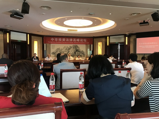 　　“非洲是中国企业‘走出去’的重点区域，中国对非洲的投资在最近的十几年中增长了上百倍。”近年来，随着“一带一路”建设的不断推进，非洲已然成为中国企业对外投资的热土。然而，机遇与风险往往是并存的，在非洲投资要避开哪些“坑”?又如何规避投资过程中的法律风险?  　　6月2日，由中国法学会指导，浙江工商大学法学院、知识产权学院承办的中非投资法律高峰论坛在浙江工商大学举行，来自20多个非洲国家的高级法律官员、专家围绕非洲投资问题进行了深入探讨。  　　“‘走进非洲，投资非洲’已成为中国经济发展的新潮流，也成为了非洲经济发展的新动力。而在中国企业走出国门，走进非洲的过程中，必须把握好合作、可行、安全、共赢这几个投资要领。”浙江省法学会副会长牛太升认为，在非洲投资过程中，首先要解决的是法律和政策的联通问题，这就需要中非法律界相互沟通，研究问题，规范制度，设立机制，保障经贸合作顺利进行。“浙江是一个对外投资大省，浙江在非洲投资的企业数量多，规模大。然而不少企业对投资限制和要求不太了解，对当地的文化、习俗也不是很熟悉，这样就会导致他们的投资在当地遭遇到一些困难。”  　　论坛上，在来自埃塞俄比亚、肯尼亚、加纳、坦桑尼亚、尼日利亚的法律专家和法律官员分别介绍了各自的投资法律环境和争端解决机制。  　　“在埃塞俄比亚首都亚的斯亚贝巴及周边地区进行投资，有机会获得1-5年的免所得税待遇，而在其他地方则能享受3-6年不等的免所得税待遇。”埃塞俄比亚贡德尔大学法学院讲师Belay　Shibeshi　Awoke介绍。  　　同时，不同的非洲国家有着各自的国内保护领域，对于埃塞俄比亚来说，银行、船运、广告等行业为国内保护领域;加纳法律则规定，博彩、美容等行业只能由加纳人或加纳国有企业才能经营。  　　近些年，越来越多的非洲项目来中国寻找资金和合伙人，在这个过程中，也有越来越多的律师事务所参与其中，从签署合作意向书，到对法律环境和项目内容的尽职调查，再到寻求境外合作律师事务所一同推进项目，律师事务所在投资过程中扮演了重要角色。论坛上，浙江凯麦律师事务所律师王敏也为大家分享了自己经历的非洲投资项目。  　　“前段时间，一位外国客户带着一个肯尼亚风电项目到中国，想和国内客户进行合作，合作意向金是100万元。保险起见，我们在意向金的支付方面做了专门的设计，开始阶段支付很小的意向金，随着项目推进，意向金比例逐步增加。”王敏介绍，然而，随后在非洲进行尽职调查的时候，他们无意间在当地遇到了同样来为这个项目做尽调的中国团队，这才知道项目有问题，马上启动了应急机制进行处理。在王敏看来，甄别项目的真实性是关键性的第一步，同时，遇到不同的合作主体，在合同阶段就要敢于提出问题，谨防出现类似政府违约等问题。  　　文章来自：浙江新闻