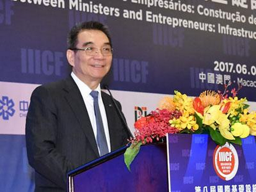 　　由中国对外承包工程商会和澳门贸易投资促进局共同主办的第八届国际基础设施投资与建设高峰论坛于6月1-2日在澳门举办，本届论坛以共建多元创新、产业联动、可持续的基础设施”为主题，吸引了来自63个国家和地区的1700多名业界精英与会，其中包括57名部长级官员，世界银行、亚洲基础设施投资银行等32家国际金融机构高管，以及国际承包商、国际行业组织、设备制造商、咨询服务机构、产业链服务供应商等630多家企业代表。  　　第八届国际基础设施投资与建设高峰论坛期间，举办了题为“基建部长对话会：非洲基础设施建设与工业化发展”的分论坛，世界银行前高级副行长兼首席经济学家林毅夫作为特邀嘉宾进行了发言，他结合西方发达国家的发展历史进程，谈了谈对非洲基础设施发展的一些看法。  　　    　　发言实录如下：  　　女士们、先生们，我感到十分荣幸能够和大家分享我对于基础设施，尤其是亚洲的基础设施建设的一些观点。  　　对于非洲来讲，基础设施至关重要，非洲是全球最贫困的地区，但是我觉得，贫困并不是非洲的命运。因为，事实上可能在几十年之前，亚洲比非洲更为贫穷，但是现在亚洲的经济发展的速度非常的快，甚至很多亚洲的国家都已经实现了中等收入国家，比方说我的祖国就是如此。在1979年，人均GDP是非洲国家的三分之一都不到，那个时候大家都是很贫穷的，一旦贫穷了，我们就会有一些共同点。西欧和美国也是如此，西欧、美国贫穷的时候，他们也只有用农业作为主要的支柱行业，步入中等收入和高等收入国家。这又有一些共同点，那就是实现产业的转移和升级，也就是从农业转移成为工业。这样的历史不断告诉我们，工业化是我们来改善国家的状态，把我们的国家从中等收入提高到高等收入的必经之路。我相信大家也都理解，并且认识到工业化的重要性。  　　非洲国家和其他的低收入国家一样，在二战之后他们获得了政治独立，并且都采取了一些战略来加速工业化的进程，但是这样的举措并不是特别成功。之所以没有成功，和他们的工业化进程有直接的关系。我们从历史故事当中也了解到，如果是一个国家想从农业国发展成为工业国的话，首先要从一些劳动力密集型的行业开始。大家也都知道，东亚的经济在1950和1960年代的时候，台湾、韩国、新加坡也都是从劳动力密集的行业开始的。我们从这些所谓的初级经济向现代经济发展过程当中，像中国，也是从服装、纺织、鞋类等这些轻行业着手的。为什么我们要从劳动密集的行业开始，是因为一个国家最重要的资源就是人力资源，劳动力资源，那么在这个国家发展比较低的时候，劳动力成本也是很低的，所以成本会和其他国家相比非常低廉，因而会有更多的竞争力。而且，不仅仅能够让国家变得有竞争力，劳动力密集型行业还能带来更多的发展机会，还有就业的岗位。 因此，我们需要从农业转换成为制造业和工业，使得我们的产业实现工业化。  　　在很多非洲国家，他们也走了工业化的进程，但是有些国家可能太过雄心目标了，他们想发展资本密集型的行业，而不是劳动密集型的产业。但这些国家一方面拿不到竞争优势，而且一方面，资本密集型的产业需要大量的资本，却没有办法创造许多的就业机会，因此也没有办法解决农村地区向城市地区劳动力转移的需求。所以，工业化确实非常重要、非常有用。但是为了在低收入包括非洲国家实现成功的工业化，我们最为明智的方法是从劳动密集型的产业出发。我们要有非常完善的基础设施，比如要有足够的电力供应，还有其他的公用设施，我们要建立起一定的市场，这也是需要基础设施，而且我们在国际市场上也需要有道路、海港、港口的设施，这些都是和基础设施相关的。如果没有这些基础设施，我们也没有办法把行业发展壮大。因此我觉得今天我们的话题至关重要。  　　现在，在非洲的很多国家基础设施水平比较低。事实上，在非洲整个大陆基础设施水平都不好，所以我们怎么样确保基础设施能够真正地助力于工业化，我们应当来想想办法，我觉得最好的一个办法之一可能是建立起一些工业园区，或者说经济特区。在这个工业园区和经济特区当中，我们可以建立起园内的或者区域内的基础设施，这样在这个园内或区域内的公司就可以有比较足的电力供应和比较高质量的水供应。在这样的工业园和经济特区当中，我们还可以和外部联系，我们可以很快地启动工业化的进程，就可以为我们带来成千上万的工作机会。  　　除此之外，这样的一个效应也会像滚雪球一样越来越大，一个小的成功可以带来更多的成功，我们可以从一个工业园区或者经济特区辐射到相关的领域和相近的地方，慢慢的越来越多的地方能够消除贫困，发展经济，助力于国民的繁荣发展。  　　关于国际基础设施投资与建设高峰论坛  　　国际基础设施投资与建设高峰论坛(简称澳门国际基建论坛)由中国商务部、中华人民共和国澳门特别行政区政府、中央人民政府驻澳门特别行政区联络办公室作为指导单位，中国对外承包工程商会和澳门贸易投资促进局共同主办。自2013年移师澳门以来，已成功举办了五届，每届均能吸引来自60 多个国家和地区的1500 余名嘉宾出席，其中部长级嘉宾40 余人，经过七年的发展论坛已发展成为国际基础设施投资与建设业界获取信息、发现机遇、寻求合作的国际化专业平台。  　　文章来自：腾讯财经