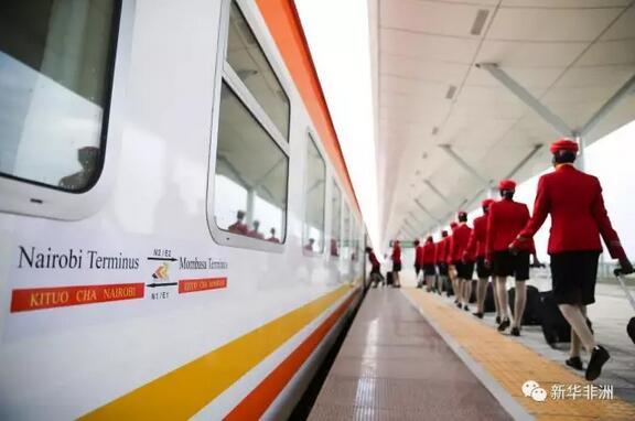 　　由中国企业建设的连接肯尼亚最大港口城市蒙巴萨和首都内罗毕的蒙内铁路通车短短几日，便迅速受到当地民众的欢迎，甚至出现一票难求的情况。  　　    　　6月1日，在肯尼亚蒙内铁路蒙巴萨西站，列车员登上蒙巴萨始发的首趟客运列车。新华社记者 潘思危摄  　　作为“一带一路”建设在非洲的重要项目，蒙内铁路成为“一带一路”建设从理念化为行动、从远景变为现实的一个完美例证，彰显了“一带一路”倡议顺应时代潮流，适应发展规律，符合各国人民利益。  　　中非合作传捷报  　　蒙内铁路由中国交通建设股份有限公司(中国交建)所属中国路桥承建，5月31日正式竣工通车，客运服务于6月1日启动。运营初期，每天有一趟列车从蒙巴萨开往内罗毕，并从内罗毕始发另一趟反方向列车。  　　    　　6月1日，在肯尼亚蒙内铁路蒙巴萨西站，中肯员工协助旅客通过检票闸机。新华社记者 潘思危摄  　　根据蒙内铁路指挥部提供的数据，6月4日当天，蒙巴萨开往内罗毕的E1次列车乘客人数达1366人，还有数百人未成功购买到当日车票。当天从内罗毕始发开往蒙巴萨的E2次列车也发送了1219位旅客。  　　蒙内铁路大受欢迎是因为乘客获得了出行费用和出行时间均减半的双重好处。铁路运营初期就出现一票难求的情况，也从另一侧面反映出肯尼亚人民乃至非洲人民对畅通、高效出行的巨大需求。  　　中国社会科学院西亚非洲研究所研究员贺文萍说，蒙内铁路通车是“一带一路”国际合作高峰论坛结束后不久传来的建设“一带一路”的捷报，意义重大，鼓舞人心。  　　    　　5月29日，在肯尼亚蒙内铁路蒙巴萨西站，一列测试列车驶出车站。新华社记者 孙瑞博摄  　　肯尼亚内罗毕美国国际关系大学教授马查理亚·穆内内认为，肯尼亚是“一带一路”倡议在非洲的重要落脚点，各界期待随着更多“一带一路”项目在肯尼亚落地，肯尼亚的经济社会将会取得可持续发展。  　　肯尼亚内罗毕大学研究国际经济问题的学者盖里雄·伊基亚拉说，落后的基础设施损害了肯尼亚和其他东非国家的贸易能力，因此蒙内铁路的开通承载着这些国家扩大商品出口的希望。  　　打造东非铁路网  　　在非洲大陆大力推进一体化建设的浪潮下，东非正成为构建互联互通跨国交通网络的急先锋。  　　以蒙巴萨为起点，肯尼亚、乌干达和卢旺达等东非国家正致力于构建一个运载力强、成本低、效益高、连通东非各国的标轨铁路运输系统。与此同时，肯尼亚、埃塞俄比亚和南苏丹等东非国家还计划以肯尼亚拉穆港为起点，修建一个集标轨铁路、高速公路、石油管道和机场于一体的立体运输网络。  　　贺文萍认为，蒙内铁路的建成将在东非地区形成引领和示范效应。她说，蒙内铁路本身就是东非地区一体化发展进程中的一个规划。随着蒙内铁路的建成，东非共同体一体化进程在加快，通过推进基础设施互联互通建设，可以加快人员和物资流通，带动沿线工业园区和产业发展。  　　    　　6月1日，在肯尼亚蒙内铁路一列旅客列车上，乘务员给乘客发放食品。新华社记者 孙瑞博摄  　　中国交建副总裁陈云在接受记者采访时说，中非“三网一化”(铁路、公路、区域航空三大网络及工业化)合作，特别是非洲铁路网建设，是相当庞大的系统工程，未来会有很多工程项目。  　　除了东非地区，西非大国尼日利亚同样也有大力发展铁路的诉求，并且希望从中国获得资金支持。由中企承建的该国阿卡铁路已于去年7月正式运营，该项目作为中尼两国签署的尼日利亚铁路现代化项目的第一标段，今后还将进一步延长，辐射更多地区。  　　“一带一路”惠非洲  　　贺文萍说，当前，非洲国家之间贸易量不高，一个重要原因是非洲国家互联互通基础设施不完善，这也给它们吸引国际投资设置了障碍。因此，基础设施互联互通是带动贸易畅通、资金融通以及民心相通的先决条件。  　　贺文萍指出，“一带一路”的核心内容是促进基础设施建设和互联互通，这不仅仅是针对“一带一路”沿线国家，整个非洲也会积极参与进来。  　　中国外交部长王毅上月在访问毛里塔尼亚、佛得角、马里和科特迪瓦期间表示，这几个非洲国家都不同程度地提出希望参与“一带一路”建设，这代表了非洲大陆的整体心声。他说，非洲很多国家是海上丝绸之路的历史和自然延伸，只要赞同“一带一路”的精神和理念，都可以成为携手合作的伙伴。  　　中国驻肯尼亚大使刘显法认为，在蒙内铁路建成后，中肯合作建设的内马(内罗毕-马拉巴)铁路、拉穆港等交通基础设施项目在加快推进。这将进一步推动“一带一路”走进非洲腹地，促进非洲发展事业和现代化进程，造福中非人民。  　　文章来自：新华非洲