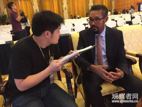 　　5月29日，一年一度的上海论坛正式结束，作为上海论坛的特邀嘉宾，埃塞俄比亚总理特别顾问——阿尔卡贝·奥克贝·梅帝库博士(Dr.Arkebe Oqubay Metiku)毫无疑问是重量级嘉宾。  　　埃塞尔比亚是中国在非投资的重要目的地国，作为全面战略合作伙伴关系国，埃塞俄比亚近些年的发展如日中天，15年来，埃塞俄比亚GDP年均增长维持10%以上。  　　奥克贝博士是埃塞俄比亚国家经济政策的核心人物，年轻时就加入了埃塞俄比亚人民革命民主阵线(The Ethiopian People's Revolutionary Democratic Front)反抗军政府统治。内战结束之后，奥克贝在英国伦敦大学亚非学院(SOAS)获得博士学位，担任了首都亚的斯亚贝巴市长，另外还在大量关键性机构担任要职，如埃塞俄比亚铁路公司(Ethiopian Railway Corporation)、国家工业园区集团(Industrial Parks Development Corporation)等等。在内战结束之后长达25年的时光中，他一直是埃塞俄比亚经济发展的关键性人物。  　　在参会期间，观察者网有幸获得了采访奥克贝博士的机会，奥克贝博士解释了埃塞俄比亚的发展历程，回答了一些读者关心的问题。  　　奥克贝博士指出，中国的“一带一路”计划能帮助非洲和中国联通起来，帮助中国增加在非洲的投资，同时加强中国和埃塞俄比亚之间的联络，这对于整个非洲都有好处。  　　随后，奥克贝还高度赞扬了“中国模式”，他认为，中国是榜样，值得所有非洲国家学习。尤其是在摆脱贫困方面，中国用30年帮助七亿人口脱贫，这是所有非洲国家都需要学习的。  　　埃塞俄比亚的目标是成为非洲制造业第一的大国，那么学习中国这个未来的经济超级强国是必不可少的。  　　但是，埃塞俄比亚也不是完全模仿中国。奥克贝博士说，除了中国以外，埃塞俄比亚也博采众家之长，欧洲和美国也大量投资埃塞俄比亚，埃塞俄比亚没有垄断，所有国家一视同仁。  　　另外，有西方国家媒体攻击中国在非洲传播自己的价值观，对此，奥克贝说，中国和埃塞俄比亚都遵守和平共处5项原则，不带任何政治条件，这也是全球200多个国家共同认定的价值准侧。所以，西方国家批评中国在埃塞俄比亚传播价值观是没有道理的。  　　最后，奥克贝还回应了埃塞俄比亚的投资环境问题。奥克贝说，世界银行对于埃塞俄比亚的投资环境评价不高，但是世行的评估标准是有问题的。  　　投资者看中的是埃塞俄比亚廉价的劳动力，低廉的能源和正在快速建设中的基建，中美欧等国的公司都是在经过了仔细的考察之后，才选择埃塞俄比亚。  　　另外，埃塞俄比亚政府相对而言已经是极其清廉和高效的机构，国内政治形势也非常稳定。同时国家保证政府和立法分开，确保司法独立，严格遵守市场经济规律。所以投资者不用担心自己的投资安全问题。  　　在今天上午(29日)结束的闭幕式上，奥克贝博士认为，虽然非洲很多地方发展不佳，但是投资者可以着眼未来。2050年，非洲人口将达到20亿，中产阶级市场将非常广阔。  　　奥克贝博士还表示，非洲国家应进行经济转型，“油价下跌，导致很多非洲产油国损失非常严重。”。还有，中国、世界银行，欧盟等等不是提款机(ATM)，不要总指望着从他们那儿获得资源，应该主动学习中国，帮助民众摆脱贫困。  　　    　　观察者网采访奥克贝博士  　　以下为采访原文：  　　观察者网：埃塞俄比亚这些年经济发展非常快，你们的总理德萨莱尼前几天在中国四川访问时指出，埃塞尔比亚的成功过程，有来自中国的不可估量的贡献。中国企业对埃塞俄比亚的投资也很多，对此，您有什么细节可以和我们的读者一起分享吗?  　　奥克贝：首先，埃塞俄比亚是“一带一路”计划的关键参与国，当你谈到“一带一路”的时候，也把中国和非洲联系起来了。这是为何中国在非洲投资增加的原因，而且“一带一路”也提升了中国和非洲之间的贸易联络和扩张。  　　尤其是中国和埃塞俄比亚之间在基建上也建立了稳固的合作伙伴关系，而中埃之间的这种稳固合作对于整个非洲都非常有好处。  　　观察者网：埃塞俄比亚已经建立了3个工业园区，而且计划中要建14个工业园区，中国也会在埃塞俄比亚的这些工业园投资更多。评论认为，埃塞俄比亚正在模仿“中国发展模式”。对此，您怎么看?  　　奥克贝：很多方面，中国建立了一个标准，一个榜样。不只是对于埃塞俄比亚，对于所有非洲国家都是如此。  　　主要是在摆脱贫困方面，中国用30年帮助7亿人摆脱贫困，这点对于非洲国家非常重要。也是非洲能够从中国身上学到的重要经验。  　　其次，中国是世界工厂，制造业极为发达。而埃塞俄比亚的经济转型计划需要的就是发展制造业。现在我们的新目标是成为非洲的制造业第一大国。从这个角度上来说，埃塞俄比亚从中国获益良多。  　　第三个原因是学习中国。中国在过去的发展中曾经遇到了无数的问题，为了解决问题发明了无数新政策。  　　我们一直在给埃塞俄比亚的未来寻找出路，中国作为发展中国家，可以说是我们最相近的学习对象。中国曾经是较为落后的发展中国家，但是现在已经越来越接近经济超级强国。  　　所以，当说到政策制定上，比如工业园区建立，还有吸引外资方面，我们都需要向中国学习。  　　观察者网：中国和埃塞俄比亚还是有很多东西是不同的，在这方面，中国发展经验虽然对埃塞俄比亚有很多借鉴，但是埃塞俄比亚显然不可能模仿中国的全部。在哪些方面您认为埃塞会多学习一些，在哪些地方，埃塞俄比亚又会保留自己的特点。  　　奥克贝：在我看来，埃塞俄比亚可以模仿中国的每一个方面，每一个特点。但是埃塞俄比亚同时也在学习其他国家的政策。  　　比如，我们的一部分政策是向日本学习，也和德国、美国合作。所以一个关键性因素是，我们在哪些特定的领域学习中国，从大的角度上来说，中国在制造业发展上会给埃塞俄比亚提供很多关键性帮助。  　　还比如“特区”制度，中国建立了很多“特区”来实验一些特殊政策，进而推广全国。埃塞俄比亚也是一样，我们设想了很多政策，那么也需要有地方来试验。  　　除了工业以外，我们目前也在学习中国世界领先的基建体系。还有教育和农业，这些都对于减少国家贫困非常有帮助。  　　    　　埃塞俄比亚工业园区  　　观察者网：中国在非洲包括埃塞俄比亚的大量投资，有些西方媒体对此不无担忧，他们认为中国不仅只是出于经济目的，还会在非洲输出自己的价值观，你们怎么看待这种评价?  　　奥克贝：首先，我们需要承认，中国在非洲的投资的确引起一定争议。但是需要看到，不仅仅是中国，别的国家也在投资。在埃塞俄比亚，投资也来自欧洲和美国。比如埃塞俄比亚目前流行的“三角贸易”，中国投资制造业，埃塞俄比亚制造商品，美国则进口埃塞俄比亚的产品。  　　这儿没有什么垄断，我们的贸易政策是对所有投资一视同仁，例如，在一些区域是完全由欧洲的投资商主导的海外直接投资(FDI)。在产业方面，农业主要是来自荷兰的投资，还有部分印度的支持。所以你可以看到，我们的投资来自于世界各地。  　　重要的是，我们的投资理念和价值观是和平共处，不带政治条件，尊重对方，寻求共赢，这也是全球200多个国家共同认同的准则。  　　观察者网：在中国，有很多人对非洲还有一些刻板印象，比如非洲还是很不发达的区域，非洲人工作效率低。世界银行的数据似乎也在印证这一印象。世界银行有一个“Doing Business”列表，用来评估每一个国家的投资环境。在这个表中，埃塞俄比亚仅仅位列146位，这不是一个好的数据，在这方面，埃塞俄比亚有什么样的打算，如何提升埃塞俄比亚的投资环境，尤其是政府效率?  　　奥克贝：首先，我对于这个列表的看法并不一样。这张表并不完全反映投资者对于埃塞俄比亚投资的理由。  　　埃塞俄比亚吸引了大量的外资，比如中国在制造业的FDI投资占据了三分之二。投资者看中的是多方面的因素，比如生产效率。  　　埃塞俄比亚廉价的劳动力，低廉的能源，快速增加的基建。这些才是投资者关注的基础。  　　同时埃塞俄比亚人的收入也在增加，因为经济的发展，国内也在形成一个可观的国内市场。另外，埃塞俄比亚制造能够打入欧洲和美国市场，这对于出口是非常有利的。  　　政府方面，埃塞俄比亚政府相对清廉，也很支持国外投资的。所以，中、美、欧这些国家的公司都是在仔细考察过了其他国家之后，才选择的埃塞俄比亚。  　　其次，“Doing Business”是经过精心“修饰”的，无法真正反映一个国家吸引投资的能力。我们不是很关心这张列表。比如，世界银行没有计算工业园区，这对于吸引投资是至关重要的，因为在园区内有高水平的基建设施，能源供给，并且我们直接提供政府服务，甚至包括签证处。  　　最后，世界银行在制定的时候没有统计所有的国家，只是找了两座城市作为比较对象。所以在我们看来，这张表所归纳的因素，采用的方法是不对的。  　　    　　奥克贝在闭幕式上进行演讲  　　观察者网：那您认为埃塞俄比亚在吸引投资，尤其是政府上还能有什么改善吗?  　　奥克贝：当然，我们还有很大的提升空间。如果你有机会去问投资埃塞俄比亚的公司，他们会告诉你，从未见过如此支持外国投资的国家。我们提供非常有吸引力的优惠政策，同时也正在改革我们的税收和银行。  　　在这方面，我们也获得了新加坡的支持，所以我们将持续改革政府，但是重要的还是上述基本条件。  　　观察者网：下一个问题是有关安全的，首先是食物，非洲包括埃塞俄比亚的人口上升速度非常快，现在埃塞俄比亚的人口已经超过1亿了，在这种情况下，埃塞俄比亚将如何保证食品供给。另外，政治稳定也是投资者关心的话题，您怎么看待这些疑虑。  　　奥克贝：埃塞俄比亚在很多方面都是非洲最稳定的国家，当你说到安全与稳定的时候，你要考虑很多方面。  　　比如埃塞俄比亚的首都亚的斯亚贝巴(Āddīs Ābebā)，是非洲大陆上最安全的城市，在晚上，人们可以自由自在出门，犯罪几乎是最少。  　　同时，埃塞俄比亚政府在全力打击恐怖分子，和其他反恐国家建立了紧密关系，而且埃塞俄比亚也在全世界派出了人数最多的安全部队，所以埃塞俄比亚自25年前革命结束之后，一直是最安全的国家之一。  　　在市场经济安全方面，埃塞俄比亚严格遵守市场经济秩序，确保投资者的利益不会受损，这给予了投资者极大的信心。  　　至于在人口增速这个话题，我们不认为这是一个问题。只要埃塞俄比亚保证目前的经济高速增长(11%年增长率)持续下去，众多的人口绝对是利好消息。  　　我们在教育上和基建上投资，同时也加强了食物和卫生的立法，未来众多的人口将会是巨大的消费和劳动力市场。  　　所以对于投资埃塞俄比亚的合作者来说，这些都是他们所希望看到的。  　　观察者网：对于很多中国投资者来说，投资安全和法律保障也是大家所关心的问题。  　　奥克贝：在法律方面，我们严格遵守分权制度，政府没有权力干涉司法体系，确保司法独立。这对于执法来说是非常重要的。当然，这还在继续的建设和改进中，至少我们已经走上正轨了。  　　文章来自：观察者网