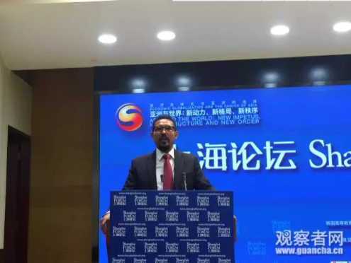 　　5月29日，一年一度的上海论坛正式结束，作为上海论坛的特邀嘉宾，埃塞俄比亚总理特别顾问——阿尔卡贝·奥克贝·梅帝库博士(Dr.Arkebe Oqubay Metiku)毫无疑问是重量级嘉宾。  　　埃塞尔比亚是中国在非投资的重要目的地国，作为全面战略合作伙伴关系国，埃塞俄比亚近些年的发展如日中天，15年来，埃塞俄比亚GDP年均增长维持10%以上。  　　奥克贝博士是埃塞俄比亚国家经济政策的核心人物，年轻时就加入了埃塞俄比亚人民革命民主阵线(The Ethiopian People's Revolutionary Democratic Front)反抗军政府统治。内战结束之后，奥克贝在英国伦敦大学亚非学院(SOAS)获得博士学位，担任了首都亚的斯亚贝巴市长，另外还在大量关键性机构担任要职，如埃塞俄比亚铁路公司(Ethiopian Railway Corporation)、国家工业园区集团(Industrial Parks Development Corporation)等等。在内战结束之后长达25年的时光中，他一直是埃塞俄比亚经济发展的关键性人物。  　　在参会期间，观察者网有幸获得了采访奥克贝博士的机会，奥克贝博士解释了埃塞俄比亚的发展历程，回答了一些读者关心的问题。  　　奥克贝博士指出，中国的“一带一路”计划能帮助非洲和中国联通起来，帮助中国增加在非洲的投资，同时加强中国和埃塞俄比亚之间的联络，这对于整个非洲都有好处。  　　随后，奥克贝还高度赞扬了“中国模式”，他认为，中国是榜样，值得所有非洲国家学习。尤其是在摆脱贫困方面，中国用30年帮助七亿人口脱贫，这是所有非洲国家都需要学习的。  　　埃塞俄比亚的目标是成为非洲制造业第一的大国，那么学习中国这个未来的经济超级强国是必不可少的。  　　但是，埃塞俄比亚也不是完全模仿中国。奥克贝博士说，除了中国以外，埃塞俄比亚也博采众家之长，欧洲和美国也大量投资埃塞俄比亚，埃塞俄比亚没有垄断，所有国家一视同仁。  　　另外，有西方国家媒体攻击中国在非洲传播自己的价值观，对此，奥克贝说，中国和埃塞俄比亚都遵守和平共处5项原则，不带任何政治条件，这也是全球200多个国家共同认定的价值准侧。所以，西方国家批评中国在埃塞俄比亚传播价值观是没有道理的。  　　最后，奥克贝还回应了埃塞俄比亚的投资环境问题。奥克贝说，世界银行对于埃塞俄比亚的投资环境评价不高，但是世行的评估标准是有问题的。  　　投资者看中的是埃塞俄比亚廉价的劳动力，低廉的能源和正在快速建设中的基建，中美欧等国的公司都是在经过了仔细的考察之后，才选择埃塞俄比亚。  　　另外，埃塞俄比亚政府相对而言已经是极其清廉和高效的机构，国内政治形势也非常稳定。同时国家保证政府和立法分开，确保司法独立，严格遵守市场经济规律。所以投资者不用担心自己的投资安全问题。  　　在今天上午(29日)结束的闭幕式上，奥克贝博士认为，虽然非洲很多地方发展不佳，但是投资者可以着眼未来。2050年，非洲人口将达到20亿，中产阶级市场将非常广阔。  　　奥克贝博士还表示，非洲国家应进行经济转型，“油价下跌，导致很多非洲产油国损失非常严重。”。还有，中国、世界银行，欧盟等等不是提款机(ATM)，不要总指望着从他们那儿获得资源，应该主动学习中国，帮助民众摆脱贫困。  　　    　　观察者网采访奥克贝博士  　　以下为采访原文：  　　观察者网：埃塞俄比亚这些年经济发展非常快，你们的总理德萨莱尼前几天在中国四川访问时指出，埃塞尔比亚的成功过程，有来自中国的不可估量的贡献。中国企业对埃塞俄比亚的投资也很多，对此，您有什么细节可以和我们的读者一起分享吗?  　　奥克贝：首先，埃塞俄比亚是“一带一路”计划的关键参与国，当你谈到“一带一路”的时候，也把中国和非洲联系起来了。这是为何中国在非洲投资增加的原因，而且“一带一路”也提升了中国和非洲之间的贸易联络和扩张。  　　尤其是中国和埃塞俄比亚之间在基建上也建立了稳固的合作伙伴关系，而中埃之间的这种稳固合作对于整个非洲都非常有好处。  　　观察者网：埃塞俄比亚已经建立了3个工业园区，而且计划中要建14个工业园区，中国也会在埃塞俄比亚的这些工业园投资更多。评论认为，埃塞俄比亚正在模仿“中国发展模式”。对此，您怎么看?  　　奥克贝：很多方面，中国建立了一个标准，一个榜样。不只是对于埃塞俄比亚，对于所有非洲国家都是如此。  　　主要是在摆脱贫困方面，中国用30年帮助7亿人摆脱贫困，这点对于非洲国家非常重要。也是非洲能够从中国身上学到的重要经验。  　　其次，中国是世界工厂，制造业极为发达。而埃塞俄比亚的经济转型计划需要的就是发展制造业。现在我们的新目标是成为非洲的制造业第一大国。从这个角度上来说，埃塞俄比亚从中国获益良多。  　　第三个原因是学习中国。中国在过去的发展中曾经遇到了无数的问题，为了解决问题发明了无数新政策。  　　我们一直在给埃塞俄比亚的未来寻找出路，中国作为发展中国家，可以说是我们最相近的学习对象。中国曾经是较为落后的发展中国家，但是现在已经越来越接近经济超级强国。  　　所以，当说到政策制定上，比如工业园区建立，还有吸引外资方面，我们都需要向中国学习。  　　观察者网：中国和埃塞俄比亚还是有很多东西是不同的，在这方面，中国发展经验虽然对埃塞俄比亚有很多借鉴，但是埃塞俄比亚显然不可能模仿中国的全部。在哪些方面您认为埃塞会多学习一些，在哪些地方，埃塞俄比亚又会保留自己的特点。  　　奥克贝：在我看来，埃塞俄比亚可以模仿中国的每一个方面，每一个特点。但是埃塞俄比亚同时也在学习其他国家的政策。  　　比如，我们的一部分政策是向日本学习，也和德国、美国合作。所以一个关键性因素是，我们在哪些特定的领域学习中国，从大的角度上来说，中国在制造业发展上会给埃塞俄比亚提供很多关键性帮助。  　　还比如“特区”制度，中国建立了很多“特区”来实验一些特殊政策，进而推广全国。埃塞俄比亚也是一样，我们设想了很多政策，那么也需要有地方来试验。  　　除了工业以外，我们目前也在学习中国世界领先的基建体系。还有教育和农业，这些都对于减少国家贫困非常有帮助。  　　    　　埃塞俄比亚工业园区  　　观察者网：中国在非洲包括埃塞俄比亚的大量投资，有些西方媒体对此不无担忧，他们认为中国不仅只是出于经济目的，还会在非洲输出自己的价值观，你们怎么看待这种评价?  　　奥克贝：首先，我们需要承认，中国在非洲的投资的确引起一定争议。但是需要看到，不仅仅是中国，别的国家也在投资。在埃塞俄比亚，投资也来自欧洲和美国。比如埃塞俄比亚目前流行的“三角贸易”，中国投资制造业，埃塞俄比亚制造商品，美国则进口埃塞俄比亚的产品。  　　这儿没有什么垄断，我们的贸易政策是对所有投资一视同仁，例如，在一些区域是完全由欧洲的投资商主导的海外直接投资(FDI)。在产业方面，农业主要是来自荷兰的投资，还有部分印度的支持。所以你可以看到，我们的投资来自于世界各地。  　　重要的是，我们的投资理念和价值观是和平共处，不带政治条件，尊重对方，寻求共赢，这也是全球200多个国家共同认同的准则。  　　观察者网：在中国，有很多人对非洲还有一些刻板印象，比如非洲还是很不发达的区域，非洲人工作效率低。世界银行的数据似乎也在印证这一印象。世界银行有一个“Doing Business”列表，用来评估每一个国家的投资环境。在这个表中，埃塞俄比亚仅仅位列146位，这不是一个好的数据，在这方面，埃塞俄比亚有什么样的打算，如何提升埃塞俄比亚的投资环境，尤其是政府效率?  　　奥克贝：首先，我对于这个列表的看法并不一样。这张表并不完全反映投资者对于埃塞俄比亚投资的理由。  　　埃塞俄比亚吸引了大量的外资，比如中国在制造业的FDI投资占据了三分之二。投资者看中的是多方面的因素，比如生产效率。  　　埃塞俄比亚廉价的劳动力，低廉的能源，快速增加的基建。这些才是投资者关注的基础。  　　同时埃塞俄比亚人的收入也在增加，因为经济的发展，国内也在形成一个可观的国内市场。另外，埃塞俄比亚制造能够打入欧洲和美国市场，这对于出口是非常有利的。  　　政府方面，埃塞俄比亚政府相对清廉，也很支持国外投资的。所以，中、美、欧这些国家的公司都是在仔细考察过了其他国家之后，才选择的埃塞俄比亚。  　　其次，“Doing Business”是经过精心“修饰”的，无法真正反映一个国家吸引投资的能力。我们不是很关心这张列表。比如，世界银行没有计算工业园区，这对于吸引投资是至关重要的，因为在园区内有高水平的基建设施，能源供给，并且我们直接提供政府服务，甚至包括签证处。  　　最后，世界银行在制定的时候没有统计所有的国家，只是找了两座城市作为比较对象。所以在我们看来，这张表所归纳的因素，采用的方法是不对的。  　　    　　奥克贝在闭幕式上进行演讲  　　观察者网：那您认为埃塞俄比亚在吸引投资，尤其是政府上还能有什么改善吗?  　　奥克贝：当然，我们还有很大的提升空间。如果你有机会去问投资埃塞俄比亚的公司，他们会告诉你，从未见过如此支持外国投资的国家。我们提供非常有吸引力的优惠政策，同时也正在改革我们的税收和银行。  　　在这方面，我们也获得了新加坡的支持，所以我们将持续改革政府，但是重要的还是上述基本条件。  　　观察者网：下一个问题是有关安全的，首先是食物，非洲包括埃塞俄比亚的人口上升速度非常快，现在埃塞俄比亚的人口已经超过1亿了，在这种情况下，埃塞俄比亚将如何保证食品供给。另外，政治稳定也是投资者关心的话题，您怎么看待这些疑虑。  　　奥克贝：埃塞俄比亚在很多方面都是非洲最稳定的国家，当你说到安全与稳定的时候，你要考虑很多方面。  　　比如埃塞俄比亚的首都亚的斯亚贝巴(Āddīs Ābebā)，是非洲大陆上最安全的城市，在晚上，人们可以自由自在出门，犯罪几乎是最少。  　　同时，埃塞俄比亚政府在全力打击恐怖分子，和其他反恐国家建立了紧密关系，而且埃塞俄比亚也在全世界派出了人数最多的安全部队，所以埃塞俄比亚自25年前革命结束之后，一直是最安全的国家之一。  　　在市场经济安全方面，埃塞俄比亚严格遵守市场经济秩序，确保投资者的利益不会受损，这给予了投资者极大的信心。  　　至于在人口增速这个话题，我们不认为这是一个问题。只要埃塞俄比亚保证目前的经济高速增长(11%年增长率)持续下去，众多的人口绝对是利好消息。  　　我们在教育上和基建上投资，同时也加强了食物和卫生的立法，未来众多的人口将会是巨大的消费和劳动力市场。  　　所以对于投资埃塞俄比亚的合作者来说，这些都是他们所希望看到的。  　　观察者网：对于很多中国投资者来说，投资安全和法律保障也是大家所关心的问题。  　　奥克贝：在法律方面，我们严格遵守分权制度，政府没有权力干涉司法体系，确保司法独立。这对于执法来说是非常重要的。当然，这还在继续的建设和改进中，至少我们已经走上正轨了。  　　文章来自：观察者网