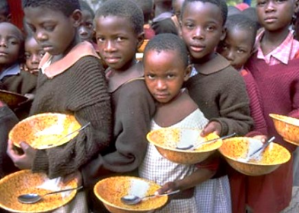 内罗毕消息:联合国世界粮食计划署7日在肯尼亚卡库马难民营接收了中国政府援助的9000吨玉米和高粱。这是中国政府向遭受旱灾的肯尼亚、索马里、南苏丹等国民众和难民提供粮食援助行动的一部分。 联合国世界粮食计划署肯尼亚代表安娜丽莎·孔特表示,中国政府提供的救援粮食对于达达布、卡库马难民营里约42万难民非常有帮助,这些难民除了世界粮食计划署提供粮食之外,没有办法获得食物,这样的援助可以帮助难民获得粮食配给。她对中国政府的慷慨援助表示感谢,并期待在难民问题上同中国加强合作。 中国驻肯尼亚大使刘显法为卡库马的难民发放粮食。他表示,难民问题是国际重要问题,中国政府将继续通过各种途径帮助当地民众和难民度过旱情。 今年以来,东非地区出现了旱灾。中国政府及时伸出援助之手,先后向肯尼亚、南苏丹和索马里提供粮食援助。 文章来自:人民网