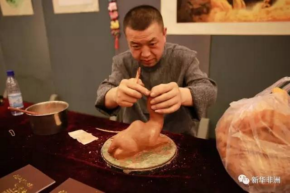 　　10日晚，“神韵宁夏·醉美非遗”展览在贝宁中国文化中心举行，由此拉开了2017贝宁“中国非遗文化周”的序幕。中国驻贝宁大使馆政务参赞李翊、宁夏回族自治区文化馆党委书记包耀新、贝宁旅游和文化部技术顾问贝侬、艺术和图书司司长佐哈、阿波美卡拉维大学孔子学院师生、贝宁艺术家等和当地民众100余人出席了活动。  　　    　　现场观众感受中国茶文化。(郭明涛摄)  　　    　　中国驻贝宁大使馆政务参赞李翊致辞。(郭明涛摄)  　　李翊致辞表示，文化是一个民族的灵魂，是两国民众沟通心灵的桥梁。她介绍说，自2006年起，中国将每年6月的第二个星期六设立为“文化遗产日”，使文化遗产保护得到全面加强。她希望文化交流能够成为沟通中贝两国人民的桥梁，增进两国人民相互了解，深化两国传统友谊。  　　    　　包耀新(后排)向来宾介绍宁夏非遗专家。(郭明涛摄)  　　包耀新介绍了宁夏回族自治区的文化传承和风俗民情，以及此次展览展出的回族剪纸、民间刺绣、六盘山抟土瓦塑、原州古建筑营造四项著名的宁夏传统工艺。他希望通过此次展览让更多的贝宁人了解中国非遗，感悟宁夏文化。  　　    　　宁夏非遗剪纸传承人田彦兰展示剪纸技艺。(郭明涛摄)  　　    　　现场观众展示收到的剪纸礼物。(郭明涛摄)  　　宁夏回族剪纸传承人田彦兰为现场观众带来精彩纷呈的讲座《发现中国——宁夏非遗》，系统介绍了宁夏深厚的文化底蕴以及非遗保护的现状及经验。  　　    　　宁夏刺绣技艺传承人李夏音展示中国刺绣。(郭明涛摄)  　　随后，嘉宾们饶有兴趣地参观了展览。此次展览共展出一百余件剪纸、刺绣、泥塑以及古建筑模型作品。栩栩如生的回族剪纸、细密精致的宁夏刺绣、活灵活现的泥人、精巧绝伦的中式建筑模型无不吸引了观众们驻足观看，尤其是巨幅剪纸作品《清明上河图》更是让贝宁民众赞叹不已，纷纷赞赏中国艺术家巧夺天工、技艺非凡。阿波美卡拉维大学孔子学院还献上了茶艺表演和书法展示，也受到了观众的热烈追捧。  　　    　　六盘山抟土瓦塑技艺传承人朱小平现场展示。(郭明涛摄)  　　此次贝宁“中国非遗文化周”以“传承与创新”为主题，将持续至6月17日。期间，宁夏非遗代表团将为二十余名贝宁艺术家举办短期培训，并赴阿波美卡拉维大学举办讲座和展览。此外，贝宁中国文化中心还将举办中国武术展演。此次文化周将通过上述活动让中国非物质文化遗产贴近当地民众，充分展现中国非遗保护的生动实践和丰硕成果。  　　    　　贝宁文化部官员展示包耀新书写的“福”字。(郭明涛摄)  　　    　　古建营造传承人马振仁向嘉宾展示中国建筑模型。  　　文章来自：新华非洲