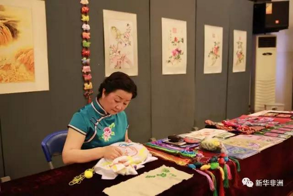 　　10日晚，“神韵宁夏·醉美非遗”展览在贝宁中国文化中心举行，由此拉开了2017贝宁“中国非遗文化周”的序幕。中国驻贝宁大使馆政务参赞李翊、宁夏回族自治区文化馆党委书记包耀新、贝宁旅游和文化部技术顾问贝侬、艺术和图书司司长佐哈、阿波美卡拉维大学孔子学院师生、贝宁艺术家等和当地民众100余人出席了活动。  　　    　　现场观众感受中国茶文化。(郭明涛摄)  　　    　　中国驻贝宁大使馆政务参赞李翊致辞。(郭明涛摄)  　　李翊致辞表示，文化是一个民族的灵魂，是两国民众沟通心灵的桥梁。她介绍说，自2006年起，中国将每年6月的第二个星期六设立为“文化遗产日”，使文化遗产保护得到全面加强。她希望文化交流能够成为沟通中贝两国人民的桥梁，增进两国人民相互了解，深化两国传统友谊。  　　    　　包耀新(后排)向来宾介绍宁夏非遗专家。(郭明涛摄)  　　包耀新介绍了宁夏回族自治区的文化传承和风俗民情，以及此次展览展出的回族剪纸、民间刺绣、六盘山抟土瓦塑、原州古建筑营造四项著名的宁夏传统工艺。他希望通过此次展览让更多的贝宁人了解中国非遗，感悟宁夏文化。  　　    　　宁夏非遗剪纸传承人田彦兰展示剪纸技艺。(郭明涛摄)  　　    　　现场观众展示收到的剪纸礼物。(郭明涛摄)  　　宁夏回族剪纸传承人田彦兰为现场观众带来精彩纷呈的讲座《发现中国——宁夏非遗》，系统介绍了宁夏深厚的文化底蕴以及非遗保护的现状及经验。  　　    　　宁夏刺绣技艺传承人李夏音展示中国刺绣。(郭明涛摄)  　　随后，嘉宾们饶有兴趣地参观了展览。此次展览共展出一百余件剪纸、刺绣、泥塑以及古建筑模型作品。栩栩如生的回族剪纸、细密精致的宁夏刺绣、活灵活现的泥人、精巧绝伦的中式建筑模型无不吸引了观众们驻足观看，尤其是巨幅剪纸作品《清明上河图》更是让贝宁民众赞叹不已，纷纷赞赏中国艺术家巧夺天工、技艺非凡。阿波美卡拉维大学孔子学院还献上了茶艺表演和书法展示，也受到了观众的热烈追捧。  　　    　　六盘山抟土瓦塑技艺传承人朱小平现场展示。(郭明涛摄)  　　此次贝宁“中国非遗文化周”以“传承与创新”为主题，将持续至6月17日。期间，宁夏非遗代表团将为二十余名贝宁艺术家举办短期培训，并赴阿波美卡拉维大学举办讲座和展览。此外，贝宁中国文化中心还将举办中国武术展演。此次文化周将通过上述活动让中国非物质文化遗产贴近当地民众，充分展现中国非遗保护的生动实践和丰硕成果。  　　    　　贝宁文化部官员展示包耀新书写的“福”字。(郭明涛摄)  　　    　　古建营造传承人马振仁向嘉宾展示中国建筑模型。  　　文章来自：新华非洲