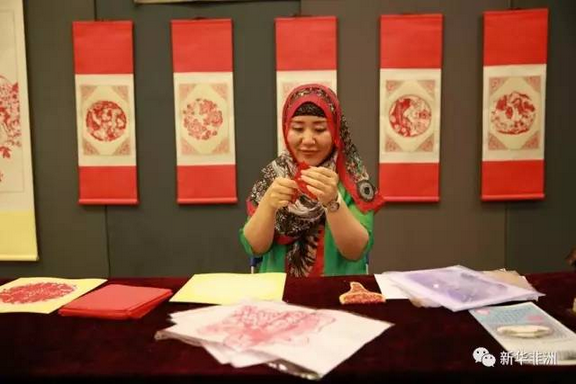 　　10日晚，“神韵宁夏·醉美非遗”展览在贝宁中国文化中心举行，由此拉开了2017贝宁“中国非遗文化周”的序幕。中国驻贝宁大使馆政务参赞李翊、宁夏回族自治区文化馆党委书记包耀新、贝宁旅游和文化部技术顾问贝侬、艺术和图书司司长佐哈、阿波美卡拉维大学孔子学院师生、贝宁艺术家等和当地民众100余人出席了活动。  　　    　　现场观众感受中国茶文化。(郭明涛摄)  　　    　　中国驻贝宁大使馆政务参赞李翊致辞。(郭明涛摄)  　　李翊致辞表示，文化是一个民族的灵魂，是两国民众沟通心灵的桥梁。她介绍说，自2006年起，中国将每年6月的第二个星期六设立为“文化遗产日”，使文化遗产保护得到全面加强。她希望文化交流能够成为沟通中贝两国人民的桥梁，增进两国人民相互了解，深化两国传统友谊。  　　    　　包耀新(后排)向来宾介绍宁夏非遗专家。(郭明涛摄)  　　包耀新介绍了宁夏回族自治区的文化传承和风俗民情，以及此次展览展出的回族剪纸、民间刺绣、六盘山抟土瓦塑、原州古建筑营造四项著名的宁夏传统工艺。他希望通过此次展览让更多的贝宁人了解中国非遗，感悟宁夏文化。  　　    　　宁夏非遗剪纸传承人田彦兰展示剪纸技艺。(郭明涛摄)  　　    　　现场观众展示收到的剪纸礼物。(郭明涛摄)  　　宁夏回族剪纸传承人田彦兰为现场观众带来精彩纷呈的讲座《发现中国——宁夏非遗》，系统介绍了宁夏深厚的文化底蕴以及非遗保护的现状及经验。  　　    　　宁夏刺绣技艺传承人李夏音展示中国刺绣。(郭明涛摄)  　　随后，嘉宾们饶有兴趣地参观了展览。此次展览共展出一百余件剪纸、刺绣、泥塑以及古建筑模型作品。栩栩如生的回族剪纸、细密精致的宁夏刺绣、活灵活现的泥人、精巧绝伦的中式建筑模型无不吸引了观众们驻足观看，尤其是巨幅剪纸作品《清明上河图》更是让贝宁民众赞叹不已，纷纷赞赏中国艺术家巧夺天工、技艺非凡。阿波美卡拉维大学孔子学院还献上了茶艺表演和书法展示，也受到了观众的热烈追捧。  　　    　　六盘山抟土瓦塑技艺传承人朱小平现场展示。(郭明涛摄)  　　此次贝宁“中国非遗文化周”以“传承与创新”为主题，将持续至6月17日。期间，宁夏非遗代表团将为二十余名贝宁艺术家举办短期培训，并赴阿波美卡拉维大学举办讲座和展览。此外，贝宁中国文化中心还将举办中国武术展演。此次文化周将通过上述活动让中国非物质文化遗产贴近当地民众，充分展现中国非遗保护的生动实践和丰硕成果。  　　    　　贝宁文化部官员展示包耀新书写的“福”字。(郭明涛摄)  　　    　　古建营造传承人马振仁向嘉宾展示中国建筑模型。  　　文章来自：新华非洲