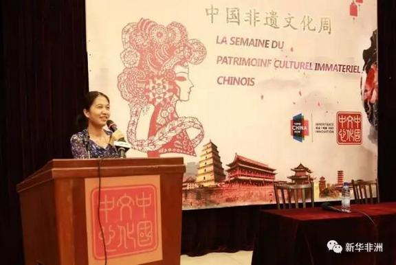 　　10日晚，“神韵宁夏·醉美非遗”展览在贝宁中国文化中心举行，由此拉开了2017贝宁“中国非遗文化周”的序幕。中国驻贝宁大使馆政务参赞李翊、宁夏回族自治区文化馆党委书记包耀新、贝宁旅游和文化部技术顾问贝侬、艺术和图书司司长佐哈、阿波美卡拉维大学孔子学院师生、贝宁艺术家等和当地民众100余人出席了活动。  　　    　　现场观众感受中国茶文化。(郭明涛摄)  　　    　　中国驻贝宁大使馆政务参赞李翊致辞。(郭明涛摄)  　　李翊致辞表示，文化是一个民族的灵魂，是两国民众沟通心灵的桥梁。她介绍说，自2006年起，中国将每年6月的第二个星期六设立为“文化遗产日”，使文化遗产保护得到全面加强。她希望文化交流能够成为沟通中贝两国人民的桥梁，增进两国人民相互了解，深化两国传统友谊。  　　    　　包耀新(后排)向来宾介绍宁夏非遗专家。(郭明涛摄)  　　包耀新介绍了宁夏回族自治区的文化传承和风俗民情，以及此次展览展出的回族剪纸、民间刺绣、六盘山抟土瓦塑、原州古建筑营造四项著名的宁夏传统工艺。他希望通过此次展览让更多的贝宁人了解中国非遗，感悟宁夏文化。  　　    　　宁夏非遗剪纸传承人田彦兰展示剪纸技艺。(郭明涛摄)  　　    　　现场观众展示收到的剪纸礼物。(郭明涛摄)  　　宁夏回族剪纸传承人田彦兰为现场观众带来精彩纷呈的讲座《发现中国——宁夏非遗》，系统介绍了宁夏深厚的文化底蕴以及非遗保护的现状及经验。  　　    　　宁夏刺绣技艺传承人李夏音展示中国刺绣。(郭明涛摄)  　　随后，嘉宾们饶有兴趣地参观了展览。此次展览共展出一百余件剪纸、刺绣、泥塑以及古建筑模型作品。栩栩如生的回族剪纸、细密精致的宁夏刺绣、活灵活现的泥人、精巧绝伦的中式建筑模型无不吸引了观众们驻足观看，尤其是巨幅剪纸作品《清明上河图》更是让贝宁民众赞叹不已，纷纷赞赏中国艺术家巧夺天工、技艺非凡。阿波美卡拉维大学孔子学院还献上了茶艺表演和书法展示，也受到了观众的热烈追捧。  　　    　　六盘山抟土瓦塑技艺传承人朱小平现场展示。(郭明涛摄)  　　此次贝宁“中国非遗文化周”以“传承与创新”为主题，将持续至6月17日。期间，宁夏非遗代表团将为二十余名贝宁艺术家举办短期培训，并赴阿波美卡拉维大学举办讲座和展览。此外，贝宁中国文化中心还将举办中国武术展演。此次文化周将通过上述活动让中国非物质文化遗产贴近当地民众，充分展现中国非遗保护的生动实践和丰硕成果。  　　    　　贝宁文化部官员展示包耀新书写的“福”字。(郭明涛摄)  　　    　　古建营造传承人马振仁向嘉宾展示中国建筑模型。  　　文章来自：新华非洲
