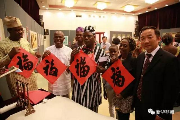　　10日晚，“神韵宁夏·醉美非遗”展览在贝宁中国文化中心举行，由此拉开了2017贝宁“中国非遗文化周”的序幕。中国驻贝宁大使馆政务参赞李翊、宁夏回族自治区文化馆党委书记包耀新、贝宁旅游和文化部技术顾问贝侬、艺术和图书司司长佐哈、阿波美卡拉维大学孔子学院师生、贝宁艺术家等和当地民众100余人出席了活动。  　　    　　现场观众感受中国茶文化。(郭明涛摄)  　　    　　中国驻贝宁大使馆政务参赞李翊致辞。(郭明涛摄)  　　李翊致辞表示，文化是一个民族的灵魂，是两国民众沟通心灵的桥梁。她介绍说，自2006年起，中国将每年6月的第二个星期六设立为“文化遗产日”，使文化遗产保护得到全面加强。她希望文化交流能够成为沟通中贝两国人民的桥梁，增进两国人民相互了解，深化两国传统友谊。  　　    　　包耀新(后排)向来宾介绍宁夏非遗专家。(郭明涛摄)  　　包耀新介绍了宁夏回族自治区的文化传承和风俗民情，以及此次展览展出的回族剪纸、民间刺绣、六盘山抟土瓦塑、原州古建筑营造四项著名的宁夏传统工艺。他希望通过此次展览让更多的贝宁人了解中国非遗，感悟宁夏文化。  　　    　　宁夏非遗剪纸传承人田彦兰展示剪纸技艺。(郭明涛摄)  　　    　　现场观众展示收到的剪纸礼物。(郭明涛摄)  　　宁夏回族剪纸传承人田彦兰为现场观众带来精彩纷呈的讲座《发现中国——宁夏非遗》，系统介绍了宁夏深厚的文化底蕴以及非遗保护的现状及经验。  　　    　　宁夏刺绣技艺传承人李夏音展示中国刺绣。(郭明涛摄)  　　随后，嘉宾们饶有兴趣地参观了展览。此次展览共展出一百余件剪纸、刺绣、泥塑以及古建筑模型作品。栩栩如生的回族剪纸、细密精致的宁夏刺绣、活灵活现的泥人、精巧绝伦的中式建筑模型无不吸引了观众们驻足观看，尤其是巨幅剪纸作品《清明上河图》更是让贝宁民众赞叹不已，纷纷赞赏中国艺术家巧夺天工、技艺非凡。阿波美卡拉维大学孔子学院还献上了茶艺表演和书法展示，也受到了观众的热烈追捧。  　　    　　六盘山抟土瓦塑技艺传承人朱小平现场展示。(郭明涛摄)  　　此次贝宁“中国非遗文化周”以“传承与创新”为主题，将持续至6月17日。期间，宁夏非遗代表团将为二十余名贝宁艺术家举办短期培训，并赴阿波美卡拉维大学举办讲座和展览。此外，贝宁中国文化中心还将举办中国武术展演。此次文化周将通过上述活动让中国非物质文化遗产贴近当地民众，充分展现中国非遗保护的生动实践和丰硕成果。  　　    　　贝宁文化部官员展示包耀新书写的“福”字。(郭明涛摄)  　　    　　古建营造传承人马振仁向嘉宾展示中国建筑模型。  　　文章来自：新华非洲