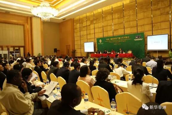 　　当地时间6月14日下午，中国 - 葡语国家产能合作对接会在莫桑比克首都马普托市举行。中国驻莫桑比克大使苏健、经商参赞刘晓光，中国 - 葡语国家经贸合作论坛(澳门)(以下简称“中葡论坛”)常设秘书处访莫代表团成员，莫外交部、工贸部等政府官员，以及中莫两国企业家代表出席对接会。  　　    　　与会嘉宾合影。  　　苏健大使为本次活动致辞。他说，去年5月莫桑比克总统纽西访华时，两国签署了产能合作框架协议和开展境外经贸合作区建设的谅解备忘录。作为莫最大投资来源国、主要贸易伙伴以及基础设施项目最重要的融资方和建设者之一，中国将莫确定为开展国际产能合作重点国家。他提出了中莫两国开展产能合作的基本思路，并鼓励中国企业和金融机构采取“公私合营”或“建设-经营-转让”等多种形式，参与莫基础设施和生产性项目建设。他指出，中葡论坛是中莫开展产能合作的主要平台，希望两国企业家抓住机遇，让中莫合作成为中非合作的典范。  　　    　　中国驻莫桑比克大使苏健为活动致辞。  　　中葡论坛常设秘书处秘书长徐迎真女士作为活动主办方代表讲话。她说，加快推进中国和葡语国家产能领域合作，有助于将中国“一带一路”倡议与葡语国家发展战略有效对接，不断提升双方经贸合作水平，推动论坛各国经济社会发展，造福人民。莫桑比克拥有自然资源丰富、气候条件优越等诸多优势。目前中莫两国已经在能源资源开发、农业、建筑工程、加工制造、汽车组装、数字电视等多个领域开展合作。她表示，相信在各方共同努力下，产能合作将成为中莫经贸合作发展的新增长点。  　　    　　中葡论坛常设秘书处秘书长徐迎真女士讲话。  　　莫工贸部常设秘书吉娜姿·索图(Guilazi Soto)代表莫桑比克政府发言。她说，2015年在南非约翰内斯堡举行的中非合作论坛上，中莫两国表达了巩固合作关系的共同意愿。莫桑比克经济形势正趋于稳定增长，预计GDP增速今年为4.5%，明年将会达到5.5%。特别是2020年后，天然气资源的开发投产将给国民经济带来突飞猛进的增长。她表示，莫政府正以修订法律、给予各种优惠、改善投资环境等多种措施吸引外国投资者来莫投资。  　　    　　莫工贸部常设秘书吉娜姿·索图代表莫桑比克政府发言。  　　莫外交部亚洲和大洋洲总司司长贝尔米罗·马拉特(Belmiro Malate)说，莫桑比克非常期望在中葡论坛框架之下与中国加强产能合作。莫经济协会联合会副主席阿尔瓦罗·马欣格(Alvaro Massinga)发言时说，莫桑比克的能源资源领域没有得到完全开发，希望通过合作建设更多产业园区。莫在基建、港口、农业等领域也非常需要大量的投资。  　　    　　对接会现场。  　　对接会上，中葡论坛常设秘书处代表还阐述了澳门作为中国与葡语国家经贸合作服务平台的作用。莫投资促进机构、科技产业园区代表等就莫投资环境、法律保障、税务优惠等内容作了讲解。随团访问的中国湖南省、山东青岛市和江苏常州市政府官员，也介绍了各自省市企业对外经贸合作及产能合作情况。华安公司、查理斯通公司作为企业代表分享了在莫投资经验，中国银行澳门分行作为金融界代表就为产能合作提供人民币清算服务等内容进行了介绍。  　　    　　各方代表回答现场来宾提问。  　　中国 - 葡语国家经贸合作论坛(澳门)于2003年10月在澳门创立，由中国中央政府发起、中国商务部主办、澳门特别行政区政府承办，安哥拉、巴西、佛得角、几内亚比绍、莫桑比克、葡萄牙、圣多美和普林西比和东帝汶等八个葡语国家共同参与，是以经贸促进与发展为主题的多边经贸合作机制。2016年10月在中葡论坛第五届部长级会议上，各方共同签署了《关于推进产能合作的谅解备忘录》，这是中葡论坛自成立以来首次提出产能合作倡议，开启了中国和论坛葡语国家经贸合作新模式。  　　    　　(资料)中国 - 葡语国家经贸合作论坛(澳门)常设秘书处。  　　中葡论坛秘书处此次组团访问莫桑比克并举办对接会，目的是为了落实中葡论坛第五届部长级会议《经贸合作行动纲领》和《关于推进产能合作的谅解备忘录》有关推进产能合作的内容，考察莫营商环境，发掘优势项目与合作潜力，并为中国内地省市与莫桑比克进行优势产能对接创造平台。代表团此行还将访问佛得角和葡萄牙。  　　文章来自：新华非洲