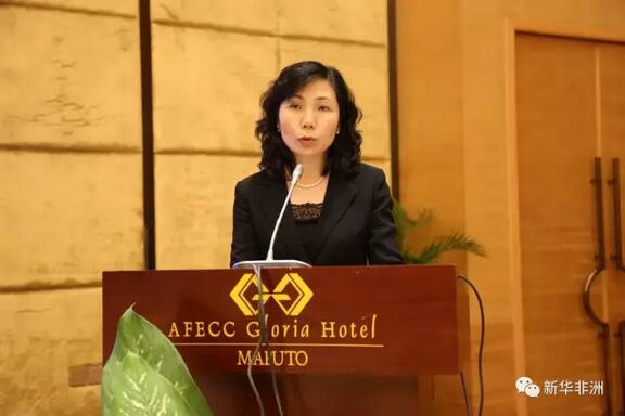 　　当地时间6月14日下午，中国 - 葡语国家产能合作对接会在莫桑比克首都马普托市举行。中国驻莫桑比克大使苏健、经商参赞刘晓光，中国 - 葡语国家经贸合作论坛(澳门)(以下简称“中葡论坛”)常设秘书处访莫代表团成员，莫外交部、工贸部等政府官员，以及中莫两国企业家代表出席对接会。  　　    　　与会嘉宾合影。  　　苏健大使为本次活动致辞。他说，去年5月莫桑比克总统纽西访华时，两国签署了产能合作框架协议和开展境外经贸合作区建设的谅解备忘录。作为莫最大投资来源国、主要贸易伙伴以及基础设施项目最重要的融资方和建设者之一，中国将莫确定为开展国际产能合作重点国家。他提出了中莫两国开展产能合作的基本思路，并鼓励中国企业和金融机构采取“公私合营”或“建设-经营-转让”等多种形式，参与莫基础设施和生产性项目建设。他指出，中葡论坛是中莫开展产能合作的主要平台，希望两国企业家抓住机遇，让中莫合作成为中非合作的典范。  　　    　　中国驻莫桑比克大使苏健为活动致辞。  　　中葡论坛常设秘书处秘书长徐迎真女士作为活动主办方代表讲话。她说，加快推进中国和葡语国家产能领域合作，有助于将中国“一带一路”倡议与葡语国家发展战略有效对接，不断提升双方经贸合作水平，推动论坛各国经济社会发展，造福人民。莫桑比克拥有自然资源丰富、气候条件优越等诸多优势。目前中莫两国已经在能源资源开发、农业、建筑工程、加工制造、汽车组装、数字电视等多个领域开展合作。她表示，相信在各方共同努力下，产能合作将成为中莫经贸合作发展的新增长点。  　　    　　中葡论坛常设秘书处秘书长徐迎真女士讲话。  　　莫工贸部常设秘书吉娜姿·索图(Guilazi Soto)代表莫桑比克政府发言。她说，2015年在南非约翰内斯堡举行的中非合作论坛上，中莫两国表达了巩固合作关系的共同意愿。莫桑比克经济形势正趋于稳定增长，预计GDP增速今年为4.5%，明年将会达到5.5%。特别是2020年后，天然气资源的开发投产将给国民经济带来突飞猛进的增长。她表示，莫政府正以修订法律、给予各种优惠、改善投资环境等多种措施吸引外国投资者来莫投资。  　　    　　莫工贸部常设秘书吉娜姿·索图代表莫桑比克政府发言。  　　莫外交部亚洲和大洋洲总司司长贝尔米罗·马拉特(Belmiro Malate)说，莫桑比克非常期望在中葡论坛框架之下与中国加强产能合作。莫经济协会联合会副主席阿尔瓦罗·马欣格(Alvaro Massinga)发言时说，莫桑比克的能源资源领域没有得到完全开发，希望通过合作建设更多产业园区。莫在基建、港口、农业等领域也非常需要大量的投资。  　　    　　对接会现场。  　　对接会上，中葡论坛常设秘书处代表还阐述了澳门作为中国与葡语国家经贸合作服务平台的作用。莫投资促进机构、科技产业园区代表等就莫投资环境、法律保障、税务优惠等内容作了讲解。随团访问的中国湖南省、山东青岛市和江苏常州市政府官员，也介绍了各自省市企业对外经贸合作及产能合作情况。华安公司、查理斯通公司作为企业代表分享了在莫投资经验，中国银行澳门分行作为金融界代表就为产能合作提供人民币清算服务等内容进行了介绍。  　　    　　各方代表回答现场来宾提问。  　　中国 - 葡语国家经贸合作论坛(澳门)于2003年10月在澳门创立，由中国中央政府发起、中国商务部主办、澳门特别行政区政府承办，安哥拉、巴西、佛得角、几内亚比绍、莫桑比克、葡萄牙、圣多美和普林西比和东帝汶等八个葡语国家共同参与，是以经贸促进与发展为主题的多边经贸合作机制。2016年10月在中葡论坛第五届部长级会议上，各方共同签署了《关于推进产能合作的谅解备忘录》，这是中葡论坛自成立以来首次提出产能合作倡议，开启了中国和论坛葡语国家经贸合作新模式。  　　    　　(资料)中国 - 葡语国家经贸合作论坛(澳门)常设秘书处。  　　中葡论坛秘书处此次组团访问莫桑比克并举办对接会，目的是为了落实中葡论坛第五届部长级会议《经贸合作行动纲领》和《关于推进产能合作的谅解备忘录》有关推进产能合作的内容，考察莫营商环境，发掘优势项目与合作潜力，并为中国内地省市与莫桑比克进行优势产能对接创造平台。代表团此行还将访问佛得角和葡萄牙。  　　文章来自：新华非洲