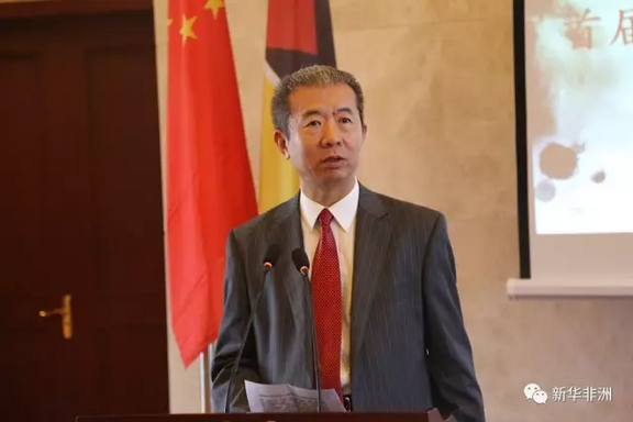 　　当地时间6月17日上午，首届“一带一路”中莫文化艺术交流活动在莫桑比克首都马普托市举行。由国家一级演员、书法家、画家等八位中国知名艺术家组成的访莫代表团与莫桑比克本土艺术家亲切交流，切磋技艺，碰撞灵感，即兴创作，为现场观众带来一次耳目一新的审美体验和一场精彩纷呈的艺术盛宴。  　　    　　中国艺术家代表团与中国驻莫桑比克大使苏健及莫方官员、艺术家代表合影。新华社发(伊斯雷尔摄)  　　中国驻莫桑比克大使苏健为活动致辞。他说，王毅外长在去年2月访莫时指出，莫是21世纪海上丝绸之路在非洲大陆的自然延伸。在今年5月北京召开的“一带一路”国际合作高峰论坛上，包括莫在内的130多个参会国家一致同意将“一带一路”建设成为文明之路，推动各国互相理解、尊重和信任。他同时提到，有专家考证中莫人民友好交往始于15世纪郑和下西洋时期，长期以来两国人民通过丰富的人文交流，加深了相互了解，积淀了深厚情感，为两国全面战略合作伙伴关系发展奠定了坚实基础。苏健最后表示，书画艺术是中华文明重要载体，体现了民族文化精神，相信这次中莫两国艺术家们深入交流，定会进一步促进两国人民彼此了解和友谊，促进两国文化交流互鉴。  　　    　　中国驻莫桑比克大使苏健为活动致辞。新华社发(伊斯雷尔摄)  　　莫旅游文化部常设秘书多明戈斯·阿图尔代表莫政府欢迎中国艺术家们来莫交流。他说，中莫两国文化交流非常重要，相信莫本土文化艺术将给中国艺术家们带来很多新的创作灵感，也相信本次活动对莫艺术发展将有重要促进作用。他感谢中国将莫桑比克作为文化交流的目的地国家，希望本次活动为两国在更广泛领域开展合作创造更多机会。  　　    　　艺术家郭正英向莫旅游文化部常设秘书多明戈斯赠送书法作品。新华社发(伊斯雷尔摄)  　　中国国家一级美术师、知名书法家郭正英代表中方艺术家讲话。他说，莫桑比克是美丽的国家，有着勤劳勇敢的人民、广阔的海岸线、众多的森林湖泊，是采风写生的绝佳目的地。莫的壁画、木雕艺术也深受中国人民喜爱。两国不仅要有经贸交流，也要有文化交流。  　　    　　中国国家一级美术师、知名书法家郭正英代表中方艺术家讲话。新华社发(伊斯雷尔摄)  　　莫知名油画家伊利亚斯·纳吉布作为莫方艺术家代表发言称，中国的传统和当代艺术作品都非常优秀，莫众多油画家正在使用的颜料也来自中国。他希望中国作为文化大国，与莫在文化领域有更多交流合作，也希望未来有更多本国艺术家的名字为中国人所知晓。  　　    　　莫知名油画家伊利亚斯作为莫方艺术家代表发言。新华社发(伊斯雷尔摄)  　　随后进行的中莫艺术家代表作品展出和即兴创作环节，将整个现场活动推向高潮。有不少中国人在当地艺术家的画作前陷入沉思，也有许多莫桑比克人乐此不疲地在一幅幅中国山水画、书法作品前合影。  　　   苏健与中国艺术家参观当地艺术家画作。新华社发(伊斯雷尔摄)  　　   中国观众观赏当地艺术家画作。新华社发(伊斯雷尔摄)  　　看到中国艺术家们自如地挥毫泼墨，即兴题字作画，很多观众围上前去静静观赏，不少莫当地艺术家、民众为之流连驻足。  　　    　　中国艺术家们现场即兴创作。新华社发(伊斯雷尔摄)  　　一位名叫劳伦索·崔纳涅的当地艺术家对中国画家们所持用的毛笔特别感兴趣，在经过一旁中国艺术家的耐心讲解之后，他似乎悟到了一点山水画用墨的技法，当即开始用毛笔创作自己的作品。  　　    　　当地艺术家劳伦索现场学习使用毛笔作画。新华社发(伊斯雷尔摄)  　　另外几名当地艺术家也颇有兴致，纷纷拿起毛笔开始创作，现场呈现出一片其乐融融的氛围。  　　    　　当地艺术家纷纷尝试用毛笔作画。新华社发(伊斯雷尔摄)  　　    　　两国艺术家分别展示他们即兴创作的书法和绘画作品。新华社发(伊斯雷尔摄)  　　    　　伊利亚斯为自己的作品落款。新华社发(伊斯雷尔摄)  　　莫桑比克博雅轩艺术馆为本次活动主要承办方，作为首家落户莫桑比克的中国艺术馆，博雅轩主要经营中国字画、传统工艺品，推广中国茶文化、非物质文化遗产代表作品。据总经理张自严介绍，博雅轩旨在贯彻将“一带一路”建设成文明之路的指导思想，传承丝路精神，促进文明互鉴，为“一带一路”增光添彩。  　　    　　莫桑比克首家中国艺术馆“博雅轩”内景。新华社发(伊斯雷尔摄)  　　包括中国驻莫大使馆及莫政府官员、中莫艺术家代表以及各中资企业和华人社团代表在内的近200人出席了本次活动。中国艺术家代表团还于6月16日参加了蒙德拉内大学校园开放日活动，与孔子学院师生联谊，并参观了马普托艺术馆。  　　    　　中国艺术家代表团与孔院师生合影。  　　文章来自：新华非洲