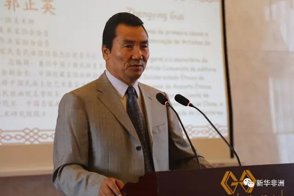 　　当地时间6月17日上午，首届“一带一路”中莫文化艺术交流活动在莫桑比克首都马普托市举行。由国家一级演员、书法家、画家等八位中国知名艺术家组成的访莫代表团与莫桑比克本土艺术家亲切交流，切磋技艺，碰撞灵感，即兴创作，为现场观众带来一次耳目一新的审美体验和一场精彩纷呈的艺术盛宴。  　　    　　中国艺术家代表团与中国驻莫桑比克大使苏健及莫方官员、艺术家代表合影。新华社发(伊斯雷尔摄)  　　中国驻莫桑比克大使苏健为活动致辞。他说，王毅外长在去年2月访莫时指出，莫是21世纪海上丝绸之路在非洲大陆的自然延伸。在今年5月北京召开的“一带一路”国际合作高峰论坛上，包括莫在内的130多个参会国家一致同意将“一带一路”建设成为文明之路，推动各国互相理解、尊重和信任。他同时提到，有专家考证中莫人民友好交往始于15世纪郑和下西洋时期，长期以来两国人民通过丰富的人文交流，加深了相互了解，积淀了深厚情感，为两国全面战略合作伙伴关系发展奠定了坚实基础。苏健最后表示，书画艺术是中华文明重要载体，体现了民族文化精神，相信这次中莫两国艺术家们深入交流，定会进一步促进两国人民彼此了解和友谊，促进两国文化交流互鉴。  　　    　　中国驻莫桑比克大使苏健为活动致辞。新华社发(伊斯雷尔摄)  　　莫旅游文化部常设秘书多明戈斯·阿图尔代表莫政府欢迎中国艺术家们来莫交流。他说，中莫两国文化交流非常重要，相信莫本土文化艺术将给中国艺术家们带来很多新的创作灵感，也相信本次活动对莫艺术发展将有重要促进作用。他感谢中国将莫桑比克作为文化交流的目的地国家，希望本次活动为两国在更广泛领域开展合作创造更多机会。  　　    　　艺术家郭正英向莫旅游文化部常设秘书多明戈斯赠送书法作品。新华社发(伊斯雷尔摄)  　　中国国家一级美术师、知名书法家郭正英代表中方艺术家讲话。他说，莫桑比克是美丽的国家，有着勤劳勇敢的人民、广阔的海岸线、众多的森林湖泊，是采风写生的绝佳目的地。莫的壁画、木雕艺术也深受中国人民喜爱。两国不仅要有经贸交流，也要有文化交流。  　　    　　中国国家一级美术师、知名书法家郭正英代表中方艺术家讲话。新华社发(伊斯雷尔摄)  　　莫知名油画家伊利亚斯·纳吉布作为莫方艺术家代表发言称，中国的传统和当代艺术作品都非常优秀，莫众多油画家正在使用的颜料也来自中国。他希望中国作为文化大国，与莫在文化领域有更多交流合作，也希望未来有更多本国艺术家的名字为中国人所知晓。  　　    　　莫知名油画家伊利亚斯作为莫方艺术家代表发言。新华社发(伊斯雷尔摄)  　　随后进行的中莫艺术家代表作品展出和即兴创作环节，将整个现场活动推向高潮。有不少中国人在当地艺术家的画作前陷入沉思，也有许多莫桑比克人乐此不疲地在一幅幅中国山水画、书法作品前合影。  　　   苏健与中国艺术家参观当地艺术家画作。新华社发(伊斯雷尔摄)  　　   中国观众观赏当地艺术家画作。新华社发(伊斯雷尔摄)  　　看到中国艺术家们自如地挥毫泼墨，即兴题字作画，很多观众围上前去静静观赏，不少莫当地艺术家、民众为之流连驻足。  　　    　　中国艺术家们现场即兴创作。新华社发(伊斯雷尔摄)  　　一位名叫劳伦索·崔纳涅的当地艺术家对中国画家们所持用的毛笔特别感兴趣，在经过一旁中国艺术家的耐心讲解之后，他似乎悟到了一点山水画用墨的技法，当即开始用毛笔创作自己的作品。  　　    　　当地艺术家劳伦索现场学习使用毛笔作画。新华社发(伊斯雷尔摄)  　　另外几名当地艺术家也颇有兴致，纷纷拿起毛笔开始创作，现场呈现出一片其乐融融的氛围。  　　    　　当地艺术家纷纷尝试用毛笔作画。新华社发(伊斯雷尔摄)  　　    　　两国艺术家分别展示他们即兴创作的书法和绘画作品。新华社发(伊斯雷尔摄)  　　    　　伊利亚斯为自己的作品落款。新华社发(伊斯雷尔摄)  　　莫桑比克博雅轩艺术馆为本次活动主要承办方，作为首家落户莫桑比克的中国艺术馆，博雅轩主要经营中国字画、传统工艺品，推广中国茶文化、非物质文化遗产代表作品。据总经理张自严介绍，博雅轩旨在贯彻将“一带一路”建设成文明之路的指导思想，传承丝路精神，促进文明互鉴，为“一带一路”增光添彩。  　　    　　莫桑比克首家中国艺术馆“博雅轩”内景。新华社发(伊斯雷尔摄)  　　包括中国驻莫大使馆及莫政府官员、中莫艺术家代表以及各中资企业和华人社团代表在内的近200人出席了本次活动。中国艺术家代表团还于6月16日参加了蒙德拉内大学校园开放日活动，与孔子学院师生联谊，并参观了马普托艺术馆。  　　    　　中国艺术家代表团与孔院师生合影。  　　文章来自：新华非洲