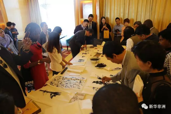 　　当地时间6月17日上午，首届“一带一路”中莫文化艺术交流活动在莫桑比克首都马普托市举行。由国家一级演员、书法家、画家等八位中国知名艺术家组成的访莫代表团与莫桑比克本土艺术家亲切交流，切磋技艺，碰撞灵感，即兴创作，为现场观众带来一次耳目一新的审美体验和一场精彩纷呈的艺术盛宴。  　　    　　中国艺术家代表团与中国驻莫桑比克大使苏健及莫方官员、艺术家代表合影。新华社发(伊斯雷尔摄)  　　中国驻莫桑比克大使苏健为活动致辞。他说，王毅外长在去年2月访莫时指出，莫是21世纪海上丝绸之路在非洲大陆的自然延伸。在今年5月北京召开的“一带一路”国际合作高峰论坛上，包括莫在内的130多个参会国家一致同意将“一带一路”建设成为文明之路，推动各国互相理解、尊重和信任。他同时提到，有专家考证中莫人民友好交往始于15世纪郑和下西洋时期，长期以来两国人民通过丰富的人文交流，加深了相互了解，积淀了深厚情感，为两国全面战略合作伙伴关系发展奠定了坚实基础。苏健最后表示，书画艺术是中华文明重要载体，体现了民族文化精神，相信这次中莫两国艺术家们深入交流，定会进一步促进两国人民彼此了解和友谊，促进两国文化交流互鉴。  　　    　　中国驻莫桑比克大使苏健为活动致辞。新华社发(伊斯雷尔摄)  　　莫旅游文化部常设秘书多明戈斯·阿图尔代表莫政府欢迎中国艺术家们来莫交流。他说，中莫两国文化交流非常重要，相信莫本土文化艺术将给中国艺术家们带来很多新的创作灵感，也相信本次活动对莫艺术发展将有重要促进作用。他感谢中国将莫桑比克作为文化交流的目的地国家，希望本次活动为两国在更广泛领域开展合作创造更多机会。  　　    　　艺术家郭正英向莫旅游文化部常设秘书多明戈斯赠送书法作品。新华社发(伊斯雷尔摄)  　　中国国家一级美术师、知名书法家郭正英代表中方艺术家讲话。他说，莫桑比克是美丽的国家，有着勤劳勇敢的人民、广阔的海岸线、众多的森林湖泊，是采风写生的绝佳目的地。莫的壁画、木雕艺术也深受中国人民喜爱。两国不仅要有经贸交流，也要有文化交流。  　　    　　中国国家一级美术师、知名书法家郭正英代表中方艺术家讲话。新华社发(伊斯雷尔摄)  　　莫知名油画家伊利亚斯·纳吉布作为莫方艺术家代表发言称，中国的传统和当代艺术作品都非常优秀，莫众多油画家正在使用的颜料也来自中国。他希望中国作为文化大国，与莫在文化领域有更多交流合作，也希望未来有更多本国艺术家的名字为中国人所知晓。  　　    　　莫知名油画家伊利亚斯作为莫方艺术家代表发言。新华社发(伊斯雷尔摄)  　　随后进行的中莫艺术家代表作品展出和即兴创作环节，将整个现场活动推向高潮。有不少中国人在当地艺术家的画作前陷入沉思，也有许多莫桑比克人乐此不疲地在一幅幅中国山水画、书法作品前合影。  　　   苏健与中国艺术家参观当地艺术家画作。新华社发(伊斯雷尔摄)  　　   中国观众观赏当地艺术家画作。新华社发(伊斯雷尔摄)  　　看到中国艺术家们自如地挥毫泼墨，即兴题字作画，很多观众围上前去静静观赏，不少莫当地艺术家、民众为之流连驻足。  　　    　　中国艺术家们现场即兴创作。新华社发(伊斯雷尔摄)  　　一位名叫劳伦索·崔纳涅的当地艺术家对中国画家们所持用的毛笔特别感兴趣，在经过一旁中国艺术家的耐心讲解之后，他似乎悟到了一点山水画用墨的技法，当即开始用毛笔创作自己的作品。  　　    　　当地艺术家劳伦索现场学习使用毛笔作画。新华社发(伊斯雷尔摄)  　　另外几名当地艺术家也颇有兴致，纷纷拿起毛笔开始创作，现场呈现出一片其乐融融的氛围。  　　    　　当地艺术家纷纷尝试用毛笔作画。新华社发(伊斯雷尔摄)  　　    　　两国艺术家分别展示他们即兴创作的书法和绘画作品。新华社发(伊斯雷尔摄)  　　    　　伊利亚斯为自己的作品落款。新华社发(伊斯雷尔摄)  　　莫桑比克博雅轩艺术馆为本次活动主要承办方，作为首家落户莫桑比克的中国艺术馆，博雅轩主要经营中国字画、传统工艺品，推广中国茶文化、非物质文化遗产代表作品。据总经理张自严介绍，博雅轩旨在贯彻将“一带一路”建设成文明之路的指导思想，传承丝路精神，促进文明互鉴，为“一带一路”增光添彩。  　　    　　莫桑比克首家中国艺术馆“博雅轩”内景。新华社发(伊斯雷尔摄)  　　包括中国驻莫大使馆及莫政府官员、中莫艺术家代表以及各中资企业和华人社团代表在内的近200人出席了本次活动。中国艺术家代表团还于6月16日参加了蒙德拉内大学校园开放日活动，与孔子学院师生联谊，并参观了马普托艺术馆。  　　    　　中国艺术家代表团与孔院师生合影。  　　文章来自：新华非洲