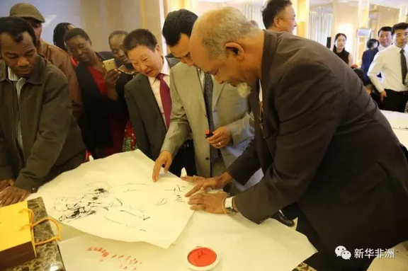 　　当地时间6月17日上午，首届“一带一路”中莫文化艺术交流活动在莫桑比克首都马普托市举行。由国家一级演员、书法家、画家等八位中国知名艺术家组成的访莫代表团与莫桑比克本土艺术家亲切交流，切磋技艺，碰撞灵感，即兴创作，为现场观众带来一次耳目一新的审美体验和一场精彩纷呈的艺术盛宴。  　　    　　中国艺术家代表团与中国驻莫桑比克大使苏健及莫方官员、艺术家代表合影。新华社发(伊斯雷尔摄)  　　中国驻莫桑比克大使苏健为活动致辞。他说，王毅外长在去年2月访莫时指出，莫是21世纪海上丝绸之路在非洲大陆的自然延伸。在今年5月北京召开的“一带一路”国际合作高峰论坛上，包括莫在内的130多个参会国家一致同意将“一带一路”建设成为文明之路，推动各国互相理解、尊重和信任。他同时提到，有专家考证中莫人民友好交往始于15世纪郑和下西洋时期，长期以来两国人民通过丰富的人文交流，加深了相互了解，积淀了深厚情感，为两国全面战略合作伙伴关系发展奠定了坚实基础。苏健最后表示，书画艺术是中华文明重要载体，体现了民族文化精神，相信这次中莫两国艺术家们深入交流，定会进一步促进两国人民彼此了解和友谊，促进两国文化交流互鉴。  　　    　　中国驻莫桑比克大使苏健为活动致辞。新华社发(伊斯雷尔摄)  　　莫旅游文化部常设秘书多明戈斯·阿图尔代表莫政府欢迎中国艺术家们来莫交流。他说，中莫两国文化交流非常重要，相信莫本土文化艺术将给中国艺术家们带来很多新的创作灵感，也相信本次活动对莫艺术发展将有重要促进作用。他感谢中国将莫桑比克作为文化交流的目的地国家，希望本次活动为两国在更广泛领域开展合作创造更多机会。  　　    　　艺术家郭正英向莫旅游文化部常设秘书多明戈斯赠送书法作品。新华社发(伊斯雷尔摄)  　　中国国家一级美术师、知名书法家郭正英代表中方艺术家讲话。他说，莫桑比克是美丽的国家，有着勤劳勇敢的人民、广阔的海岸线、众多的森林湖泊，是采风写生的绝佳目的地。莫的壁画、木雕艺术也深受中国人民喜爱。两国不仅要有经贸交流，也要有文化交流。  　　    　　中国国家一级美术师、知名书法家郭正英代表中方艺术家讲话。新华社发(伊斯雷尔摄)  　　莫知名油画家伊利亚斯·纳吉布作为莫方艺术家代表发言称，中国的传统和当代艺术作品都非常优秀，莫众多油画家正在使用的颜料也来自中国。他希望中国作为文化大国，与莫在文化领域有更多交流合作，也希望未来有更多本国艺术家的名字为中国人所知晓。  　　    　　莫知名油画家伊利亚斯作为莫方艺术家代表发言。新华社发(伊斯雷尔摄)  　　随后进行的中莫艺术家代表作品展出和即兴创作环节，将整个现场活动推向高潮。有不少中国人在当地艺术家的画作前陷入沉思，也有许多莫桑比克人乐此不疲地在一幅幅中国山水画、书法作品前合影。  　　   苏健与中国艺术家参观当地艺术家画作。新华社发(伊斯雷尔摄)  　　   中国观众观赏当地艺术家画作。新华社发(伊斯雷尔摄)  　　看到中国艺术家们自如地挥毫泼墨，即兴题字作画，很多观众围上前去静静观赏，不少莫当地艺术家、民众为之流连驻足。  　　    　　中国艺术家们现场即兴创作。新华社发(伊斯雷尔摄)  　　一位名叫劳伦索·崔纳涅的当地艺术家对中国画家们所持用的毛笔特别感兴趣，在经过一旁中国艺术家的耐心讲解之后，他似乎悟到了一点山水画用墨的技法，当即开始用毛笔创作自己的作品。  　　    　　当地艺术家劳伦索现场学习使用毛笔作画。新华社发(伊斯雷尔摄)  　　另外几名当地艺术家也颇有兴致，纷纷拿起毛笔开始创作，现场呈现出一片其乐融融的氛围。  　　    　　当地艺术家纷纷尝试用毛笔作画。新华社发(伊斯雷尔摄)  　　    　　两国艺术家分别展示他们即兴创作的书法和绘画作品。新华社发(伊斯雷尔摄)  　　    　　伊利亚斯为自己的作品落款。新华社发(伊斯雷尔摄)  　　莫桑比克博雅轩艺术馆为本次活动主要承办方，作为首家落户莫桑比克的中国艺术馆，博雅轩主要经营中国字画、传统工艺品，推广中国茶文化、非物质文化遗产代表作品。据总经理张自严介绍，博雅轩旨在贯彻将“一带一路”建设成文明之路的指导思想，传承丝路精神，促进文明互鉴，为“一带一路”增光添彩。  　　    　　莫桑比克首家中国艺术馆“博雅轩”内景。新华社发(伊斯雷尔摄)  　　包括中国驻莫大使馆及莫政府官员、中莫艺术家代表以及各中资企业和华人社团代表在内的近200人出席了本次活动。中国艺术家代表团还于6月16日参加了蒙德拉内大学校园开放日活动，与孔子学院师生联谊，并参观了马普托艺术馆。  　　    　　中国艺术家代表团与孔院师生合影。  　　文章来自：新华非洲