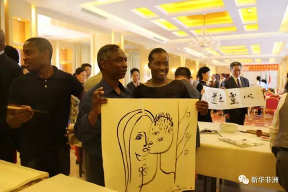 　　当地时间6月17日上午，首届“一带一路”中莫文化艺术交流活动在莫桑比克首都马普托市举行。由国家一级演员、书法家、画家等八位中国知名艺术家组成的访莫代表团与莫桑比克本土艺术家亲切交流，切磋技艺，碰撞灵感，即兴创作，为现场观众带来一次耳目一新的审美体验和一场精彩纷呈的艺术盛宴。  　　    　　中国艺术家代表团与中国驻莫桑比克大使苏健及莫方官员、艺术家代表合影。新华社发(伊斯雷尔摄)  　　中国驻莫桑比克大使苏健为活动致辞。他说，王毅外长在去年2月访莫时指出，莫是21世纪海上丝绸之路在非洲大陆的自然延伸。在今年5月北京召开的“一带一路”国际合作高峰论坛上，包括莫在内的130多个参会国家一致同意将“一带一路”建设成为文明之路，推动各国互相理解、尊重和信任。他同时提到，有专家考证中莫人民友好交往始于15世纪郑和下西洋时期，长期以来两国人民通过丰富的人文交流，加深了相互了解，积淀了深厚情感，为两国全面战略合作伙伴关系发展奠定了坚实基础。苏健最后表示，书画艺术是中华文明重要载体，体现了民族文化精神，相信这次中莫两国艺术家们深入交流，定会进一步促进两国人民彼此了解和友谊，促进两国文化交流互鉴。  　　    　　中国驻莫桑比克大使苏健为活动致辞。新华社发(伊斯雷尔摄)  　　莫旅游文化部常设秘书多明戈斯·阿图尔代表莫政府欢迎中国艺术家们来莫交流。他说，中莫两国文化交流非常重要，相信莫本土文化艺术将给中国艺术家们带来很多新的创作灵感，也相信本次活动对莫艺术发展将有重要促进作用。他感谢中国将莫桑比克作为文化交流的目的地国家，希望本次活动为两国在更广泛领域开展合作创造更多机会。  　　    　　艺术家郭正英向莫旅游文化部常设秘书多明戈斯赠送书法作品。新华社发(伊斯雷尔摄)  　　中国国家一级美术师、知名书法家郭正英代表中方艺术家讲话。他说，莫桑比克是美丽的国家，有着勤劳勇敢的人民、广阔的海岸线、众多的森林湖泊，是采风写生的绝佳目的地。莫的壁画、木雕艺术也深受中国人民喜爱。两国不仅要有经贸交流，也要有文化交流。  　　    　　中国国家一级美术师、知名书法家郭正英代表中方艺术家讲话。新华社发(伊斯雷尔摄)  　　莫知名油画家伊利亚斯·纳吉布作为莫方艺术家代表发言称，中国的传统和当代艺术作品都非常优秀，莫众多油画家正在使用的颜料也来自中国。他希望中国作为文化大国，与莫在文化领域有更多交流合作，也希望未来有更多本国艺术家的名字为中国人所知晓。  　　    　　莫知名油画家伊利亚斯作为莫方艺术家代表发言。新华社发(伊斯雷尔摄)  　　随后进行的中莫艺术家代表作品展出和即兴创作环节，将整个现场活动推向高潮。有不少中国人在当地艺术家的画作前陷入沉思，也有许多莫桑比克人乐此不疲地在一幅幅中国山水画、书法作品前合影。  　　   苏健与中国艺术家参观当地艺术家画作。新华社发(伊斯雷尔摄)  　　   中国观众观赏当地艺术家画作。新华社发(伊斯雷尔摄)  　　看到中国艺术家们自如地挥毫泼墨，即兴题字作画，很多观众围上前去静静观赏，不少莫当地艺术家、民众为之流连驻足。  　　    　　中国艺术家们现场即兴创作。新华社发(伊斯雷尔摄)  　　一位名叫劳伦索·崔纳涅的当地艺术家对中国画家们所持用的毛笔特别感兴趣，在经过一旁中国艺术家的耐心讲解之后，他似乎悟到了一点山水画用墨的技法，当即开始用毛笔创作自己的作品。  　　    　　当地艺术家劳伦索现场学习使用毛笔作画。新华社发(伊斯雷尔摄)  　　另外几名当地艺术家也颇有兴致，纷纷拿起毛笔开始创作，现场呈现出一片其乐融融的氛围。  　　    　　当地艺术家纷纷尝试用毛笔作画。新华社发(伊斯雷尔摄)  　　    　　两国艺术家分别展示他们即兴创作的书法和绘画作品。新华社发(伊斯雷尔摄)  　　    　　伊利亚斯为自己的作品落款。新华社发(伊斯雷尔摄)  　　莫桑比克博雅轩艺术馆为本次活动主要承办方，作为首家落户莫桑比克的中国艺术馆，博雅轩主要经营中国字画、传统工艺品，推广中国茶文化、非物质文化遗产代表作品。据总经理张自严介绍，博雅轩旨在贯彻将“一带一路”建设成文明之路的指导思想，传承丝路精神，促进文明互鉴，为“一带一路”增光添彩。  　　    　　莫桑比克首家中国艺术馆“博雅轩”内景。新华社发(伊斯雷尔摄)  　　包括中国驻莫大使馆及莫政府官员、中莫艺术家代表以及各中资企业和华人社团代表在内的近200人出席了本次活动。中国艺术家代表团还于6月16日参加了蒙德拉内大学校园开放日活动，与孔子学院师生联谊，并参观了马普托艺术馆。  　　    　　中国艺术家代表团与孔院师生合影。  　　文章来自：新华非洲