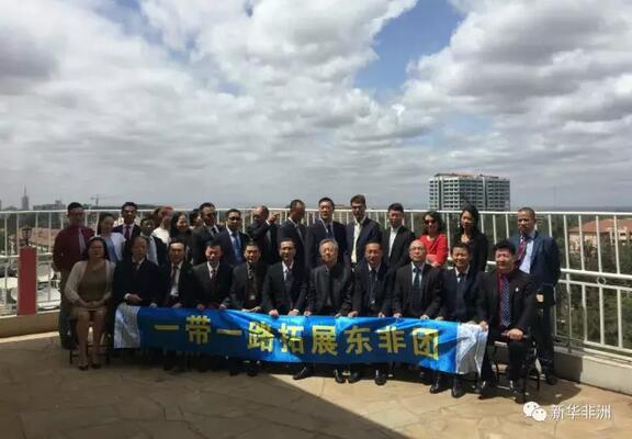 　　每年6月原是肯尼亚滨海城市蒙巴萨的旅游淡季，无论椰影婆娑的白色沙滩，还是城墙斑驳的名胜古迹，游客均寥寥无几。但最近，这座东非名城旅游淡季却不淡，一下子热闹起来。  　　    　　6月10日，游客在肯尼亚蒙巴萨的海滩上拍照留念。新华社记者 李百顺摄  　　这要归功于最近开始客运服务的蒙巴萨-内罗毕标轨铁路(蒙内铁路)。蒙内铁路由中国企业承建，每天运行一对往返东部港口城市蒙巴萨与首都内罗毕的列车。  　　上午9点从内罗毕始发的列车，经过不到5个小时的车程，便可抵达蒙巴萨终点站，很多人一下车便直奔耶稣堡等景点。  　　    　　6月10日，游客在肯尼亚蒙巴萨的耶稣堡内参观。新华社记者 李百顺摄  　　在内罗毕某银行工作的凯文和家人就是乘坐这班列车而来的。凯文说，此前他曾两次乘坐飞机到蒙巴萨旅游，参观耶稣堡两次。“这次乘坐蒙内铁路的现代列车，是很新鲜的体验，感觉既舒适又实惠。”  　　历史资料显示，数百年前，明朝航海家郑和曾经率领船队到过蒙巴萨。多年来蒙巴萨不仅以东非第一大港著称，也是非洲著名的海滨度假胜地。如今，这座城市又因一条由中企承建的现代铁路而迎来新的商机。  　　    　　6月10日，游客在肯尼亚蒙巴萨的耶稣堡内合影留念。新华社记者 李百顺摄  　　位于蒙巴萨海岸边的旅行者度假酒店客房预订部经理弗朗西斯说，自蒙内铁路开始客运服务以来，酒店每天都要派车去蒙巴萨火车站迎接客人。“现在每天平均订单数量比去年同期增加了10个。”他相信铁路增加客车运力后，酒店生意还会更上一层楼。  　　与旅行者度假酒店相距不远的另一家酒店的客房部工作人员也告诉记者，铁路开通后，酒店顾客呈增长态势。  　　    　　6月10日，游客在肯尼亚蒙巴萨的耶稣堡历史陈列馆内观看展出的中国瓷器。新华社记者 李百顺摄  　　未来受益的不仅仅是蒙巴萨。作为中非合作、“一带一路”建设的重点项目，蒙内铁路这一肯尼亚独立以来修建的最大基建项目从建设之初就被视作推动当地经济发展的引擎。业内人士认为，如能克服基础设施这一制约发展的重要“瓶颈”，肯尼亚乃至整个非洲的经济都会面临新机遇。  　　   6月9日，在肯尼亚蒙内铁路蒙巴萨西站，乘客走出车站。新华社记者 李百顺摄  　　今年春节以来，特别是“一带一路”国际合作高峰论坛及蒙内铁路通车以后，来自中国等地的投资者逐渐增多。  　　据东部非洲中国总商会主席韩军介绍，该商会刚刚接待了来自广东省的8家经营钢结构、新能源、儿童用品等产品的企业负责人来乌干达、坦桑尼亚和肯尼亚等地考察市场和商机。  　　“这已是今年春节以来总商会接待的第8个国内商务考察团，”他说，“比起往年，今年国内企业来非洲考察的势头要更猛一些。”  　　    　　东部非洲中国总商会暨东部非洲中国和平统一促进会主席韩军等12日在内罗毕欢迎广东佛山一带一路东非拓展团合影。(图片由东非中国总商会提供)  　　中国社会科学院西亚非洲研究所研究员贺文萍说，当前，非洲国家之间贸易量不高的一个重要原因就是非洲国家互联互通基础设施不完善，这也在一定程度上阻碍了它们吸引国际投资。因此，基础设施互联互通是带动贸易畅通、资金融通以及民心相通的先决条件。  　　文章来自：新华非洲