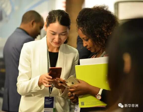 　　由中国国际贸易促进委员会、深圳市人民政府主办的“中国(深圳)——埃塞俄比亚贸易投资推介会暨深圳精品展示会”19日在埃塞俄比亚首都亚的斯亚贝巴召开，共有70家深圳企业携带最先进产品来到埃塞俄比亚，以需求贸易和投资机遇。  　　    　　图为展会现场。新华社发(迈克尔摄)  　　这批深圳企业共展示了2000件产品，涉及电子行业、智能装备与可穿戴设备、新能源、生物医疗、珠宝钟表、服装及制造业等领域。展会吸引了来自埃塞俄比亚、肯尼亚、坦桑尼亚、莫桑比克等东非国家的逾百位企业代表来到现场，与参展的深圳企业进行面对面交流。  　　深圳市志腾永盛科技有限公司是专门从深圳前来埃塞俄比亚参加展会的中资企业之一，是一家生产手机、平板电脑与POS机的科技型企业。该企业生产的产品主要面向印度等海外市场，每年的销售额达4亿元人民币。  　　    　　中国驻埃塞俄比亚大使腊翊凡(右二)出席展会开幕仪式。新华社发(迈克尔摄)  　　该公司市场主管毛晓锋认为，近年来，埃塞俄比亚经济发展迅速，市场潜力巨大，将会是电子类产品的重要消费国，是国内科技企业不容错失的潜在市场。  　　中国贸促会副会长卢鹏起在展会开幕式致辞中指出，近年来中埃之间经贸合作往来频繁、成果丰硕，双边关系发展正不断夯实基础，已进入了历史最好时期。深圳作为中国第一个经济特区、改革开放的窗口，是中国最具经济活力和创新能力的城市之一，与埃塞俄比亚之间互有需要，互存机遇，具有天然的合作基础和机会，相信此次推介会的成功举办将为双方进一步深化经贸合作注入新的强劲动力。  　　    　　参展企业员工向顾客展示产品。新华社发(迈克尔摄)  　　深圳市副市长陈彪在开幕式上表示，埃塞俄比亚是非洲最具影响力的国家之一，经济发展迅猛，发展潜力巨大，是中国向西推进“一带一路”建设的重要落脚点。作为中国改革开放的窗口，深圳将积极寻求包括埃塞俄比亚在内的国际交流合作，进一步搭建贸易投资往来平台，深化在能源、交通、通讯、旅游、制造业等领域的合作，携手共谋发展。  　　埃塞俄比亚投资委员会负责人菲祖姆·阿雷加在现场作了投资环境和产业状况推介，他表示，埃塞俄比亚拥有较完善的营商政策及硬件设施，地理位置优越，综合实力在非洲国家中较为出众，对投资者也有较好的保护和激励措施，因此已吸引了不少中国企业前来掘金。“欢迎来自深圳的企业前来投资，埃塞俄比亚将为这些企业提供优质的投资服务，打造良好的营商环境。”  　　近年来，埃塞俄比亚经济增速较快，是非洲经济快速增长的国家之一。目前，已有一批深圳企业在埃塞俄比亚投资，并积极开展经贸交流活动，涉足能源、交通、通讯、制造业等领域，是深企“走出去”的重要目标区域之一。  　　文章来自：新华非洲