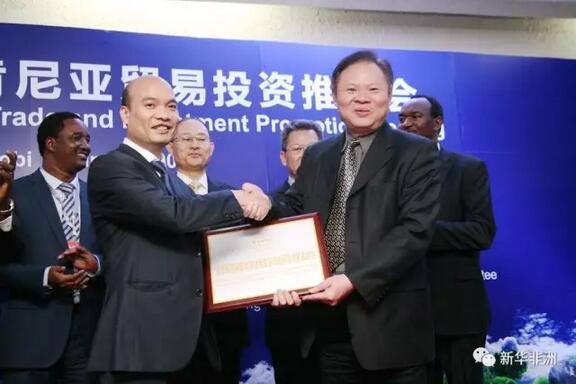 　　中国国际贸易促进委员会和深圳市人民政府16日在肯尼亚首都内罗毕举行投资推介会，组织40家深圳企业远到肯尼亚发掘“一带一路”经贸合作机会。  　　    　　6月16日，中国(深圳)-肯尼亚贸易投资推介会在内罗毕举行。中国贸促会副会长卢鹏起在会上致辞。新华社记者 卢朵宝摄  　　中国贸促会副会长卢鹏起在致辞中说，近年来中肯之间经贸合作往来频繁、成果丰硕，中国目前已成为肯尼亚第一大贸易伙伴。作为中国最具经济活力和创新能力的城市之一，深圳与肯尼亚之间互有需要、互存机遇，具有天然的合作基础和机会，相信深圳代表团此次来访将为双方进一步深化经贸合作注入新的强劲动力。  　　    　　6月16日，中国(深圳)-肯尼亚贸易投资推介会在内罗毕举行。深圳市副市长陈彪在会上致辞。新华社发(查尔斯摄)  　　深圳市副市长陈彪说，近年来，深圳企业大力实施“走出去”战略，涌现出华为、中兴、比亚迪、腾讯等一批扎根全球的优秀企业。他指出，肯尼亚是“海上丝绸之路”在非洲大陆的重要枢纽，目前中肯交流合作日趋频繁，深圳将积极推进与肯尼亚的经贸交流，深化双方在能源、交通、通讯等领域的合作。  　　    　　6月16日，中国(深圳)-肯尼亚贸易投资推介会在内罗毕举行。肯尼亚投资促进局局长摩西·伊基亚拉在会上致辞。新华社发(查尔斯摄)  　　肯尼亚中央银行副行长希拉·姆比杰维和肯尼亚投资促进局局长摩西·伊基亚拉在投资推介会上分别介绍了肯尼亚宏观经济与肯尼亚投资环境情况。伊基亚拉说，肯尼亚政治相对稳定，法治较为完善，对投资者有较好的保护和激励措施，已经吸引了一批中国企业。他欢迎深圳企业来肯尼亚投资，并表示将为企业提供优质的投资服务。  　　深圳上古光电有限公司的海外销售刘凤姣是第一次来肯尼亚。她介绍说，上古光电主营业务是制造太阳能电池板，在欧美市场不太景气的情况下，老板动了来非洲看一看的想法。她此行带来了太阳能灯等价格较低廉、适合非洲当地需求的展品，但总体感觉“肯尼亚市场体量较小，将谨慎考虑在这里投资”。  　　    　　6月16日，中国(深圳)-肯尼亚贸易投资推介会在内罗毕举行。深圳市国际贸易促进委员会驻肯尼亚经贸联络处在现场授牌。新华社发(查尔斯摄)  　　格兰云天酒店管理有限公司副总经理王文辉则比较看好投资肯尼亚。他说，肯尼亚是东非的门户，对整个东非地区的辐射能力较大，是中国企业到非洲投资很好的立足点。“肯尼亚高端酒店整体表现应该说在全球范围内都是比较好的，投资回收在行业内也非常良好，我们这次到肯尼亚来是积极寻找项目，看看有没有合适的项目可以跟进合作。”  　　深圳正义网络技术有限公司与肯尼亚市场已经打过十七八年交道。公司市场经理殷英彬介绍说，深圳正义网络最初是向肯尼亚出口家电产品，近年来在肯尼亚开始试水B2B电商，花了3年时间准备，2年时间开发，于2015年10月上线。他说，平台上卖得最好的是家电、建材、婴幼儿用品等品类的商品，现在已基本实现盈亏平衡。他提醒中国企业家说：“现在肯尼亚人对中国商品的品质要求比过去高了很多，中国企业要在肯尼亚发展，还是要做好产品，并且要有品牌意识。”  　　    　　6月16日，中国(深圳)-肯尼亚贸易投资推介会在内罗毕举行。肯尼亚国家工商会董事保罗·欧马在会上致辞。新华社发(查尔斯摄)  　　肯尼亚人对中国投资的到来普遍持积极态度。史蒂芬·奥沃克在肯尼亚经营着一家饮料厂。他说: “我一大早来到这个投资推介会，就是想看看能不能找到来自中国的投资者，和他们进行合作，比如说为他们做销售渠道。”  　　    　　6月16日，中国(深圳)-肯尼亚贸易投资推介会在内罗毕举行。华商林李黎律师事务所与开普兰—斯特拉顿律师事务所、全球华语律师联盟与非洲律师联盟分别签署了合作备忘录。新华社发(查尔斯摄)  　　“我觉得中国企业在肯尼亚做的基建工程实在是太棒了!中国企业做工程，周期短，效率高，还能带来融资。”来自恩布郡投资促进局的罗伯特·姆瓦尼基对中国企业赞不绝口。他希望中国企业到恩布郡进行合作政府和社会资本合作，帮助建设恩布大学等学校的教学楼建设。  　　    　　6月16日，中国(深圳)-肯尼亚贸易投资推介会在内罗毕举行。中国驻肯尼亚大使馆商务参赞郭策在会上致辞。新华社发(查尔斯摄)  　　中国驻肯尼亚大使馆经济商务参赞郭策表示，中国已成为肯尼亚最大的贸易投资伙伴、也是最大的海外承包商来源国，承包了肯尼亚约一半的基础设施建设。他说，肯尼亚作为东非大门，是中国企业进入非洲的首选一站。中国企业在进入肯尼亚投资的同时，要注意关注安全形势、做好前期调研。  　　文章来自：新华非洲