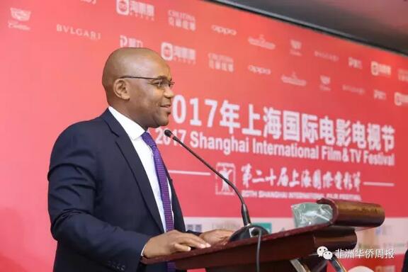 　　6月19日上午11:00，由中国国际广播电台、北京电影学院、环球广域传媒集团、开普敦国际电影市场等共同筹办的首届中非国际电影节新闻发布会在上海举行。发布会上宣布了中非国际电影节将于2017年10月12日至22日在南非开普敦举办，并宣布了中非国际电影节期间将与南非电影机构举办开普敦国际电影市场。  　　    　　中国国家新闻出版广电总局国际合作司节目处处长张民  　　中国国家新闻出版广电总局国际合作司节目处处长张民、中国国际广播电台副总编辑任谦、北京电影学院党委副书记张健、中国国际广播电台影视剧译制中心主任胡木、环球广域传媒集团总裁南庚戌、南非共和国驻上海总领事陶博闻、北京电影学院国际交流学院院长李苒、北京电影学院青年制片厂厂长吉亚太、上海电影集团原副总裁、上海电影家协会副主席汪天云、南非共和国驻上海总领事馆经济领事图兰尼先生、南非共和国驻上海总领事馆政治领事马德儒、博茨瓦纳信息广播署署长马塔沙巴、电影节南非合作伙伴开普敦国际电影节市场代表Rafiq Samsodien及《非洲遇见香奈儿》出品人宛敏芳、制片人谢立新等主创人员等来自中国和非洲的影视界嘉宾出席了新闻发布会。  　　    　　中国国际广播电台副总编辑任谦在发布会上发言  　　中国国际广播电台副总编辑任谦在发言中表示，“中国国际广播电台将发挥自身优势，以创办中非国际电影节为平台，进一步打通中国电影和非洲电影交流的脉络，通过有效的作品选评、展推机制，鼓励各自的精心创作和双方合拍制作，推介精品力作，褒奖优秀影人，促进各自的高质量影片进入对方市场特别是院线市场，助力中非电影内容生产、技术革新、产业发展、品牌建设共同进步，提升中非电影文化交流的层次和水平。”  　　    　　北京电影学院党委副书记张健发言  　　北京电影学院党委副书记张健在发言中指出，中国和非洲一直以来有着深厚的友谊和良好的合作关系，尤其是随着中非合作论坛约翰内斯堡峰会的召开，中非关系已提升为全面战略合作伙伴关系。张健表示：“中非之间的交往日益密切，除了传统的政治、经济交流，中非人民想要了解彼此间文化的意愿也越来越强烈。因此，中非国际电影节，顺应时代潮流，应运而生。在“一带一路”战略构想的大背景下，中国国际广播电台、北京电影学院、环球广域传媒集团联合非洲相关组织，决定创办中非国际电影节，旨在以电影为纽带，促进“一带一路“沿线各国文化交流与合作，为中国与非洲之间建立更友好的合作关系创造条件。”  　　    　　电影节承办方环球广域传媒集团总裁南庚戌介绍电影节的筹备情况  　　发布会上，环球广域传媒集团总裁南庚戌发言中表示，中非友谊需要传承，需要延续，而电影是最有效最直接的形式，是文化互动和交流的有效平台。南庚戌说：“即将在南非举行的中非国际电影节是中非文化交流上的一个’饕餮盛宴’。中国是我们的祖国，而非洲是我们的第二故乡，我们有责任、有信心、有决心为打通中非电影文化交流之渠道而担当大任。”  　　据南庚戌总裁介绍，举办中非国际电影节期间还将与南非电影机构举办开普敦国际电影市场。南庚戌表示，中非国际电影节的相关筹备工作正如火如荼地进行着，目前组委会已与来自埃及、南非、加纳、坦桑尼亚等国的电影协会达成合作和共识并将整合多方优势资源，精益求精地做好各项准备工作，来保障电影节的圆满成功。  　　    　　南非开普敦国际电影市场代表Jehad Kasu发言  　　来自南非开普敦国际电影市场的代表Jehad Kasu在发言中表示，作为来自非洲的电影人，他们希望通过中非国际电影节的举办，为增进中非人民间的友谊及中非文化交流发挥积极作用。他们表示，开普敦国际电影市场作为中非国际电影节的承办方，将发挥本土优势，全力以赴地与环球广域传媒集团做好电影节的筹划及各项准备工作。  　　    　　博茨瓦纳信息广播署署长马塔沙巴  　　博茨瓦纳信息广播署署长马塔沙巴在发言中表示希望增加博茨瓦纳与中国在广播、电视、电影方面的国际合作，丰富中博两国之间的友好交流。  　　    　　南非共和国驻上海总领事陶博闻欢迎大家去南非参加首届中非国际电影节  　　南非共和国驻上海总领事陶博闻在发言中称，习近平总书记提出的“一带一路”战略必将惠及非洲。陶博闻说：“在‘一带一路’战略中，南非是一个非常重要的纽带，连接中国和世界各地。我诚挚地欢迎中国的朋友们去美丽的南非参加中非国际电影节，并真诚地希望看到中非电影交流在中非文化交流中的新气象。”  　　    　　电影《非洲遇见香奈儿》出品人宛敏芳介绍该剧剧情  　　    　　《非洲遇见香奈儿》剧组  　　电影《非洲遇见香奈儿》出品人宛敏芳携电影主创人员出席了发布会。据宛敏芳介绍，与环球广域传媒集团联合出品的电影《非洲遇见香奈儿》是一部以中国崛起、“一带一路”战略海外投资为背景、以曾有“欧洲后花园”之称的非洲津巴布韦为主景的公路喜剧爱情片。该剧以独特的视角，着力讲述一个喜剧爱情故事，精心设计每一笑点，做到人物血肉丰满，感人画面层出不穷，剧本结构精巧，别出心裁，借鉴国外的现代表现手法，既满足观众的欣赏习惯，又体现突出的艺术特色和特殊的美学追求，观赏性与艺术价值兼具。  　　    　　参加首届中非国际电影节的中外来宾合影  　　中国中央电视台、中国国际广播电台、中央人民广播电台、中国新闻社、中国网、人民网、澎湃新闻网、非洲《华侨周报》、博茨瓦纳《环球邮报》、赞比亚《网罗全球》杂志、南非布什电台、坦桑尼亚思布卡电视台等多家媒体到现场对此次发布会进行了采访和报道。  　　据了解, 中非国际电影节是中非电影文化交流历史上首次以电影节形式出现的重要盛事。中非国际电影节以面向中国和非洲两大电影市场为主、幅射周边地区，用于展示、褒奖和推广中非两地优秀电影作品的一个新的国际性电影节。中非国际电影节举办期间将举办影视市场、高峰论坛、圆桌会议、开幕式、主题展映等各种活动，进一步加深中非影视业内的合作与交流。该电影节将计划打造成每年一届的电影节品牌，助力中国电影“走出去”，打造中国电影在非洲的文化名片，推动中非电影合作迈入新台阶。  　　文章来自：非洲华侨周报