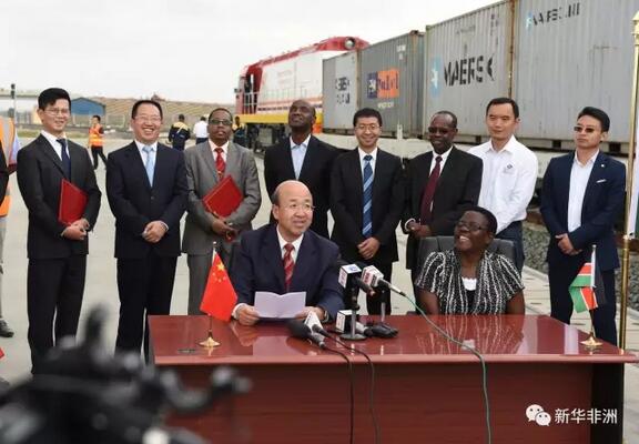 　　肯尼亚政府21日在内罗毕内陆集装箱港举行交接仪式，接收中国政府为肯尼亚旱灾地区捐赠的第一批7750吨粮食援助。  　　    　　6月21日，中国驻肯尼亚大使刘显法(前左)和肯尼亚分权与规划部副部长穆科贝(前右)出席交接仪式仪式。新华社记者 李百顺摄  　　肯尼亚分权与规划部副部长穆科贝、中国驻肯尼亚大使刘显法等出席交接仪式。穆科贝在交接仪式上说，中国政府对肯尼亚人民展现了极大的关心和友好之情，她代表肯尼亚政府感谢中国提供援助。  　　据悉，当日交接的大米中，部分由蒙巴萨—内罗毕标轨铁路(蒙内铁路)货运列车运至内罗毕，这是蒙内铁路通车以来首次承担货运任务。  　　    　　6月21日，中国驻肯尼亚大使馆经济商务参赞郭策(前左)和肯尼亚分权与规划部副部长穆科贝(前右)在交接仪式上签署换文。新华社记者 李百顺摄  　　3月27日，中国政府向肯尼亚提供紧急人道主义粮食援助换文在内罗毕签署。根据换文，中国将向肯尼亚提供2万余吨的紧急人道主义粮食援助，以解肯尼亚旱灾地区民众燃眉之急。  　　根据肯尼亚政府提供的数据，受持续干旱影响，肯尼亚全国约有350万人急需粮食援助。  　　    　　6月21日，在肯尼亚首都内罗毕的内陆集装箱港，中国援助肯尼亚的粮食通过蒙巴萨—内罗毕标轨铁路(蒙内铁路)货运列车运至内罗毕。新华社记者 李百顺摄  　　根据联合国驻肯尼亚协调员西达尔特·查特吉发表的一份声明，2016年肯尼亚降水量低于往年平均水平，给境内23个地处干旱和半干旱地带的郡造成严重灾害，北部地区受灾尤其严重。干旱导致饥荒、疾病蔓延和大量牲畜死亡，不仅影响当地居民生计，还造成大批人员流离失所。  　　文章来自：新华非洲