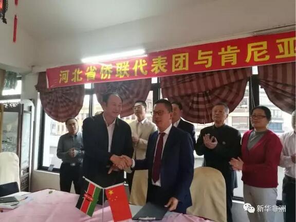 　　在中国经济发展进入新常态的大背景下，企业如何“走出去”，特别是走进还有很大发展空间的非洲进行产能合作，是很多企业关心的话题。6月24日，河北省侨联代表团走进肯尼亚，与在肯中国侨界代表座谈，共同为如何服务中国企业“走出来”支招。  　　    　　6月24日，河北省侨联代表团与在肯中国侨界代表座谈，共同为如何服务中国企业“走出来”支招。  　　肯尼亚华人华侨联合会暨统促会会长郭文昌向河北省侨联代表团代表团介绍了肯尼亚华人华侨联合会相关情况。他说，肯尼亚在东部非洲占据重要位置，是“一带一路”先行先试国家，欢迎河北省侨联代表团在肯尼亚多走、多看。  　　东部非洲中国总商会暨统促会主席韩军向河北省侨联代表团介绍了肯尼亚的投资环境和中肯合作进展。他说，让人民过上好日子是非洲人的梦想，非洲国家期盼像中国那样快速实现发展目标。当今中国经济发展进入新常态，各行各业面临新一轮洗牌和机遇，中国企业“走出去”步伐不断加快，投资非洲已成为近几年热点。中国企业盲目进驻非洲，容易出现“水土不服”现象，因此，驻在国华人社团要为“走出去”企业搭建平台、降低风险、妥善解决矛盾和问题。  　　    　　6月24日，河北省侨联主席包东(左)向东部非洲中国总商会暨统促会主席韩军赠送礼物。  　　河北省侨联主席包东首先感谢肯尼亚华人华侨联合会在去年河北遭遇特大洪涝灾害时伸出援手，积极捐款捐物。他说，在这些天的走访中，看到大家靠着自身的勤劳、智慧打拼出来一片天地，他为在非洲的华人华侨感到高兴、骄傲。他希望，海外华人华侨能发挥“既了解国内情况、又了解海外市场”的独特优势，带动更多国内企业走出来，与此同时也为当地社会发展起到推动作用。  　　   6月24日，肯尼亚华人华侨联合会暨统促会会长郭文昌(前左)与河北省石家庄市侨商会会长余良掑签订友好合作协议。  　　河北省石家庄市侨商会会长余良掑的企业主营业务是盛产易拉罐。他说，现在国内企业出现产能过剩现象比较普遍。以他自己的企业为例，去年到现在，产能减少了将近一半，年产能从以前3-5亿元降至了1-2亿元。“我们是想出来，但是看了电视上抢劫、持枪的画面，都不敢来。实际来了这里看，也没有那么狠。”余良掑说，海外华人华侨在当地经营多年，走了一些弯路，但对后来者是宝贵经验。弯路走完了，现在企业过来可望搭上“直通车”，大家共谋发展。  　　肯尼亚华人华侨联合会暨统促会顾问党嵩说，中国在肯尼亚的企业主要集中在贸易、建筑和承包三大领域，但是现在这些领域越来越不好做，中国在肯企业也面临着转型。肯尼亚工业基础较差，基本上是“一张白纸，好画最美的图画”，欢迎国内企业到肯尼亚来共谋发展。他提醒民营企业在这里要有耐心，也希望侨团可以为“走出去”企业做好服务，帮助其避免走弯路。  　　中国交建东非公司副总经理孙孟新提醒有冲动“走进非洲”的国内企业，非洲工业化还需要一个过程，一是非洲人在大事小情上的思维是“慢慢来”，对于工业化没有我国改革开放初期那么大的热情和积极性。二是非洲国家的环保意识较强，什么企业适合“走进非洲”可能需要甄别、筛选，重污染的企业并不适合过来。  　　文章来自：新华非洲