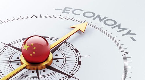 　　中国经济之于世界经济的影响力显而易见，无论是对全球国内生产总值的贡献率，还是对全球贸易与投资乃至全球金融市场的影响，无不如此。  　　除宏观经济的优异表现外，中国还崛起了大批拥有竞争力和国际视野的跨国公司。毫无疑问，价廉质优、极具吸引力又实用的产品是这些公司的有力武器。更为重要的是，这些公司还拥有雄心勃勃的商业领袖。每年，阿里巴巴、华为、万达、联想、腾讯等中国公司，都在改变着世界贸易和投资格局。  　　中国对外投资增长迅猛，现在已经成为世界上资本的主要来源地。2002年至2015年，中国对外直接投资年均增幅高达35.9%。2011年至2015年，中国对外投资超过5300亿美元，平均每年达1000亿美元以上。联合国贸易和发展会议发布的最新报告显示，2016年中国对外投资增长44%，达1830亿美元，创历史新高，成为仅次于美国的全球第二大对外投资国。  　　中国已经成为全球最重要的经济体之一。一个更为清晰的事实是，以中国为代表的新兴市场经济体正在改变全球经济运行的方式。在国际金融危机之后，中国成为稳定全球经济的坚实堡垒。而当笼罩在全球经济上空的阴云散去后，中国经济的发展会更加轻松。  　　非洲拥有丰富的自然资源，是具有吸引力的投资目的地。与此同时，非洲的农业发展有巨大的潜力。当前，中国经济进入新常态，这意味着中国的经济发展迈入新的阶段，也为更多中国企业“走出去”创造了机遇。大量中国公司在过去几十年中积累了强大的竞争力和产能，这些都有助于向外发展，使“走出去”成为大趋势。许多中国公司在建筑工程等领域竞争力很强，快速发展的非洲为中国公司提供了巨大机遇，中国公司的到来也进一步助推非洲发展。  　　非洲经济增长与中国密切相关。中国是非洲第一大贸易伙伴。中非贸易的快速增长，显而易见地推动了非洲经济的增长。由于发达国家连续多年经济不太景气，中国对外出口正经历调整。对于中国来说，非洲市场正变得愈加重要。非洲不断增长的消费者需求，带动其自中国进口量的快速增加。非洲在全球贸易资金流动中不断被边缘化的现象，也因为中国而发生改变。此外，中国对非洲加大投资，这还体现在许多在非洲投资的中国个体上。有越来越多的中国人来到非洲，从事批发零售、餐馆、旅馆、制造业等非资源领域产业。这些趋势，我们都可以从过去10年快速上升的中非贸易之中洞察。  　　(杰里米·斯蒂文斯 作者为南非标准银行中国经济学家)  　　文章来自：人民日报