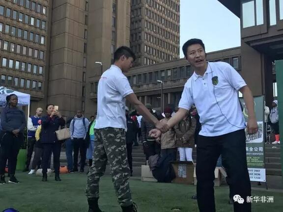　　6月23日，在南非约翰内斯堡市市政广场，五位全副武装的黑人大汉一字排开，吸引了众多目光。这些来自南非中资安保公司的“镖师”在他们的“教头”李允的带领下，在南非街头开展了一次针对市民如何应对暴力犯罪的专门培训。  　　   当地“镖师”向市民讲解技术动作。  　　约翰内斯堡暴力犯罪活动频发，如何保护好自身的生命财产安全是困扰当地居民，特别是女性群体的一道难题。在约翰内斯堡市公共安全局的组织与配合下，约翰内斯堡市RSS(RIOT SECURITY SERVICES)安保公司总教练李允带领他的“镖师”们，在市政广场传授自卫技巧，受到了群众的热烈欢迎。  　　    　　RSS安保公司总教练李允进行动作示范。  　　RSS安保公司总教练李允说：“我们今天传授的这些技巧主要针对的是受害者在遭受到不法侵害时能够利用一些中国传统武术中常见的反关节技巧和借力技巧迅速脱困，远离侵害者从而达到保护自己的目的。”  　　    　　“镖师”巴萨内·萨姆布进行动作示范。  　　因为南非对外国公司有资金占比、就业岗位等种种要求，安保公司又是劳动密集型行业，因此南非安保公司大多雇佣本地人，当地最常见的还是黑人“镖师”。“镖师”巴萨内·姆布在采访中告诉记者，他从事这个行业已经两年，在教练李允的培训中开始接触中国的搏击技术。中国的搏击技巧简单有效，能够迅速地制服对手，或者帮助受害者摆脱困境。接受这样的培训对当地居民在面临侵害时保护自己会有很大的帮助。  　　   RSS安保公司总教练李允进行动作示范。  　　由于治安情况不佳，南非安保行业起步早，专业化水平高。本地的大型安保公司市场占有率比较高，华人进入安保行业相对比较晚。南非高档住宅都有安保公司24小时值勤保卫，院落墙上或大门上会有安保公司的标志，还会有安保公司提供持枪警卫把守大门。随着当地华人对安全服务的需求日渐增高，华人安保公司也开始加入当地安保市场的竞争。  　　    　　当地“镖师”与参加培训的学生亲切合影。  　　文章来自：新华非洲