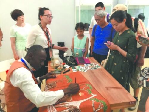 　　在第六届中国成都国际非物质文化遗产节的非洲馆里，来自乌干达、马里和喀麦隆3个国家的包括木雕、树皮画、手鼓等在内的百余种非遗产品，每天吸引众多参观者蜂拥而至，或欣赏木雕作品的文化内涵，或体验非洲手鼓的音乐元素，或倾听艺术大师讲解树皮画的制作工艺，争相感受非洲非遗产品的艺术魅力。  　　来自乌干达的卡吉姆正在展示树皮画制作工艺  　　乌干达的非遗传承人卡吉姆现场为观众创作树皮画，他所展示的树皮画制作工艺引来不少观众，他的旁边还播放着专门为参展而录制的关于树皮画制作过程的视频。卡吉姆看到几十名观众围着观看他的创作，很是兴奋，边作画边说：“我虽然对中国不是很熟悉，但能感受到中国人的热情、善良和他们对非洲文化的喜欢。”  　　据翻译左左介绍，树皮画的创作者要从小培养。树皮画所用的创作材料是当地的特产，从采集树皮、碾压、暴晒、蒸煮再到暴晒，直到做成树皮布后才能作画，中间需要十几道工序，至少耗时两年时间。树皮布还可以做成衣服，衣服上有各种图案，非常珍贵，只有在婚礼等重大活动时才可以穿。  　　非洲的木雕、树皮画等非遗制作技艺都有着悠久的历史，凝聚着非洲人民的勤劳和智慧，其古老而神秘的特点深深地吸引着中国观众。  　　非洲手鼓艺术家大卫向参观者传授鼓艺  　　在马里展区，非洲手鼓的表演者大卫每天都会接待大批参观者。他一会儿表演不同的音乐，一会儿向非洲手鼓爱好者传授技艺，一会儿又让观众进行体验，忙得不亦乐乎。大卫打击的非洲手鼓时而抑扬顿挫，如行云流水，时而铿锵有力，如万马奔腾，观众也兴奋地跟着打起了节拍。  　　大卫告诉观众，初学者打击非洲手鼓姿势很重要，人要坐在椅子上，鼓身微微向前倾斜，双脚夹住鼓，背部挺直。特别需要注意的是，在打击非洲手鼓之前，要先把手上的饰物取下，以免伤及手部和鼓面。  　　据了解，非洲手鼓不光是用来配合跳舞唱歌的乐器，它还有一项重要的作用就是部落或村庄之间进行信息传递，即使现在，很多古老的村庄还在通过打击手鼓进行信息交流，并且不同活动有不同的节拍，甚至从打鼓的轻重缓急中可以分辨出打鼓人的年龄、性别、婚否等信息。  　　在喀麦隆展区，各具特色的木雕吸引着大批参观者，特别是小朋友。他们对犀牛、长颈鹿等动物木雕兴趣浓郁，纷纷跑到木雕前照相。而喀麦隆展区的工作人员则会通过翻译向参观者介绍喀麦隆木雕的历史及雕刻手法，让参观者对喀麦隆木雕文化有初步的了解。  　　现场一位经常去喀麦隆经商的先生介绍：“木雕是喀麦隆的看家工艺，源远流长，既有着古老的传统，又呈现出神秘的色彩。在喀麦隆，几乎每个村落都有木雕博物馆，人们不但在住所里摆放木雕制品，就连办公室里也有木雕装饰品。”  　　喀麦隆的木雕可以用多姿多彩或千奇百怪来形容，有人物雕像、动物雕像，也有人们参加各种仪式时戴的面具木雕。不同种类的木雕各具特色，蕴含的意义也不尽相同。  　　图文并茂的展示、直观形象的介绍、热情友好的体验，非洲馆里浓郁的非遗文化氛围，让参加非遗节的人们流连忘返。一位喀麦隆的工作人员说：“希望通过展览，加深中国人民对独特的非洲艺术形式的认识，增强中非人民之间的心灵对话和情感沟通，促进中非文化交流。”  　　据了解，随着“一带一路”建设的稳步推进，中非文化交流更加广泛和深入，文化贸易和文化交流都呈现出前所未有的繁荣景象。翻译左左来自成都恩典之家贸易有限公司，专营非洲文化产品的进出口业务。左左说，非洲的非遗文化博大精深，产生了许许多多的非遗项目，很多非遗产品也正在被我国引入和推广，目的是让中国和非洲国家通过文化交流相互了解，从而助推“一带一路”建设。  　　文章来自：中国文化报