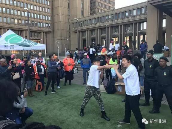 　　6月23日，在南非约翰内斯堡市市政广场，五位全副武装的黑人大汉一字排开，吸引了众多目光。这些来自南非中资安保公司的“镖师”在他们的“教头”李允的带领下，在南非街头开展了一次针对市民如何应对暴力犯罪的专门培训。  　　   当地“镖师”向市民讲解技术动作。  　　约翰内斯堡暴力犯罪活动频发，如何保护好自身的生命财产安全是困扰当地居民，特别是女性群体的一道难题。在约翰内斯堡市公共安全局的组织与配合下，约翰内斯堡市RSS(RIOT SECURITY SERVICES)安保公司总教练李允带领他的“镖师”们，在市政广场传授自卫技巧，受到了群众的热烈欢迎。  　　    　　RSS安保公司总教练李允进行动作示范。  　　RSS安保公司总教练李允说：“我们今天传授的这些技巧主要针对的是受害者在遭受到不法侵害时能够利用一些中国传统武术中常见的反关节技巧和借力技巧迅速脱困，远离侵害者从而达到保护自己的目的。”  　　    　　“镖师”巴萨内·萨姆布进行动作示范。  　　因为南非对外国公司有资金占比、就业岗位等种种要求，安保公司又是劳动密集型行业，因此南非安保公司大多雇佣本地人，当地最常见的还是黑人“镖师”。“镖师”巴萨内·姆布在采访中告诉记者，他从事这个行业已经两年，在教练李允的培训中开始接触中国的搏击技术。中国的搏击技巧简单有效，能够迅速地制服对手，或者帮助受害者摆脱困境。接受这样的培训对当地居民在面临侵害时保护自己会有很大的帮助。  　　   RSS安保公司总教练李允进行动作示范。  　　由于治安情况不佳，南非安保行业起步早，专业化水平高。本地的大型安保公司市场占有率比较高，华人进入安保行业相对比较晚。南非高档住宅都有安保公司24小时值勤保卫，院落墙上或大门上会有安保公司的标志，还会有安保公司提供持枪警卫把守大门。随着当地华人对安全服务的需求日渐增高，华人安保公司也开始加入当地安保市场的竞争。  　　    　　当地“镖师”与参加培训的学生亲切合影。  　　文章来自：新华非洲