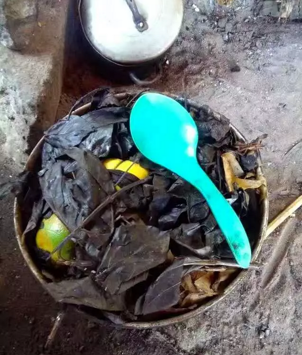 　　非洲尼日利亚农村 当地村中首富，诚邀中国人到家里做客，一同享受非洲传统美食。  　　    　　妇女准备大餐 非洲的农村妇女，基本都没工作。 每家都好多孩子，带孩子做家务。有时会背着小孩，出门卖点小东西。  　　    　　土灶大铁锅 好像国内几十年前的北方农村。  　　    　　腌制的鸡翅鸡腿  　　    　　妇女准备美食 烧着柴火，锅里在炖一些东西。  　　    　　妇女准备美食  　　    　　大餐准备好了  　　    　　绿色大米 其实是白色大米添加的天然色素。  　　    　　一锅树叶 是抗疟疾的茶汤。  　　    　　抗疟疾的植物 树叶煮水抗疟疾。 当地人得疟疾就喝这个，据说很苦。  　　    　　烤全羊 压轴大餐，主人热情款待。  　　文章来自：我在非洲卢旺达