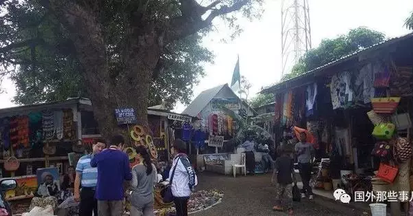 　　随着中国和非洲的交流越来越频繁，在一些国家，中国人的地位非常的高。国外君今天介绍这个非洲的穷国，很多当地女孩都希望嫁给中国人，她们并以此为荣。  　　    　　这个国家叫坦桑尼亚，这个人口五千万人的国家位于非洲的东部，虽然有很多矿产资源，但是经济比较落后。  　　随着当地中国人的增多，坦桑尼亚的姑娘非常喜欢中国男人，她们非常希望嫁给中国人。  　　    　　为此，特意锻炼体型使得自己变得苗条，让自己接近中国人的审美。  　　    　　坦桑尼亚虽然比较穷，但是政府的福利很不错，教育和医疗的钱都由国家买单。上图是政府帮助民众开设的小摊位。  　　    　　到了坦桑尼亚的传统节日，当地人都非常开心，他们载歌载舞。虽然生活不易，但是这里的人都很乐观。  　　    　　坦桑尼亚是受到中国援助最大的国家之一，很多基础设施都是我们帮助建立的，所以这里中国人的地位很高。  　　    　　文章来自：国外那些事