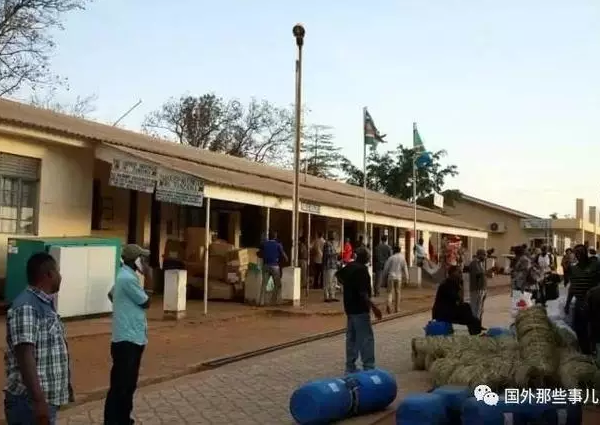 　　随着中国和非洲的交流越来越频繁，在一些国家，中国人的地位非常的高。国外君今天介绍这个非洲的穷国，很多当地女孩都希望嫁给中国人，她们并以此为荣。  　　    　　这个国家叫坦桑尼亚，这个人口五千万人的国家位于非洲的东部，虽然有很多矿产资源，但是经济比较落后。  　　随着当地中国人的增多，坦桑尼亚的姑娘非常喜欢中国男人，她们非常希望嫁给中国人。  　　    　　为此，特意锻炼体型使得自己变得苗条，让自己接近中国人的审美。  　　    　　坦桑尼亚虽然比较穷，但是政府的福利很不错，教育和医疗的钱都由国家买单。上图是政府帮助民众开设的小摊位。  　　    　　到了坦桑尼亚的传统节日，当地人都非常开心，他们载歌载舞。虽然生活不易，但是这里的人都很乐观。  　　    　　坦桑尼亚是受到中国援助最大的国家之一，很多基础设施都是我们帮助建立的，所以这里中国人的地位很高。  　　    　　文章来自：国外那些事