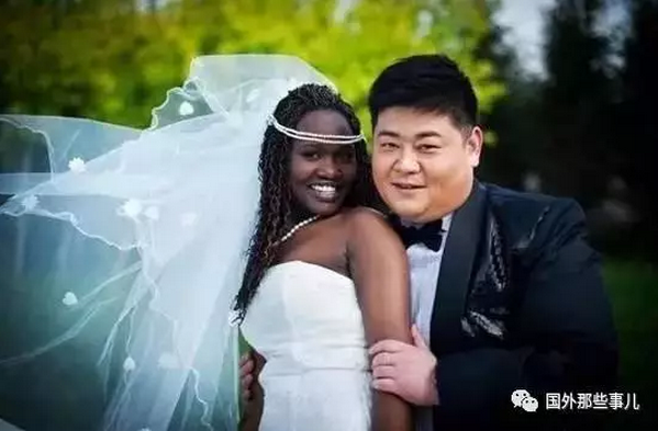 　　随着中国和非洲的交流越来越频繁，在一些国家，中国人的地位非常的高。国外君今天介绍这个非洲的穷国，很多当地女孩都希望嫁给中国人，她们并以此为荣。  　　    　　这个国家叫坦桑尼亚，这个人口五千万人的国家位于非洲的东部，虽然有很多矿产资源，但是经济比较落后。  　　随着当地中国人的增多，坦桑尼亚的姑娘非常喜欢中国男人，她们非常希望嫁给中国人。  　　    　　为此，特意锻炼体型使得自己变得苗条，让自己接近中国人的审美。  　　    　　坦桑尼亚虽然比较穷，但是政府的福利很不错，教育和医疗的钱都由国家买单。上图是政府帮助民众开设的小摊位。  　　    　　到了坦桑尼亚的传统节日，当地人都非常开心，他们载歌载舞。虽然生活不易，但是这里的人都很乐观。  　　    　　坦桑尼亚是受到中国援助最大的国家之一，很多基础设施都是我们帮助建立的，所以这里中国人的地位很高。  　　    　　文章来自：国外那些事