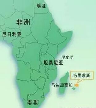 　　相对其他大陆来说，非洲大陆给人的形象就是贫穷、落后的代名词。在评选全球最穷的10个国家中，有九个是位于非洲大陆上，足可见非洲的贫穷程度。虽说如此，非洲还是有部分发展的挺不错，除了我们所属子的南非外，还有就是毛里求斯。  　　    　　毛里求斯是位于非洲大陆东部沿海上的一个岛国，在15世纪初的时候，这里是一片渺无人烟的地方，到处都是原始森林，知道16世纪初葡萄牙航海家第一次登上毛里求斯，并给此岛命名，由于岛上有很多蝙蝠，因而取名蝙蝠岛。  　　    　　毛里求斯先后成了葡萄牙、荷兰、法国、英国人的殖民地，直到1968年，毛里求斯才从英国人手中获得独立，独立后的毛里求斯日子过的十分艰难，主要是国内经济结构单一，只有甘蔗产业，没有任何的工业基础，因此经济实力落后，百姓苦不堪言。  　　毛里求斯经济获得重大发展还得从一个华人说起，那时候还是满清时期，在1862年，一艘载着许多梅县客家人来到了毛里求斯，这帮华人来到这里不仅带来了先进的生产技术了，还带了勤恳、拼搏的进取精神，深深地影响了当地的毛里求斯人。  　　    　　其中就有一个著名的华人，名叫朱梅麟，朱梅麟在毛里求斯开了一家ABC零售商店，这就是后来赫赫有名的ABC集团公司的前身。在二战期间，毛里求斯出现了大规模的粮食短缺，很多人食不果腹，作为商会主席的朱梅麟主动捐献食物和金钱，让毛里求斯渡过了难关，由于朱梅麟的无私奉献，让毛里求斯这个国家没有出现大规模的饥荒现象，挽救了无数毛里求斯人。  　　    　　在朱梅麟的带动下，毛里求斯一改贫穷落后的面貌，成为了极少数的富裕非洲国家之一，如今毛里求斯可是全球人类发展幸福指数较高的国家之一，这对于非洲大陆国家来说简直是不敢想象的，为了感谢朱梅麟的巨大贡献，在1998年毛里求斯政府将朱梅麟印刷在本国的25卢比的钞票上，以示怀念。  　　文章来自：历史云海