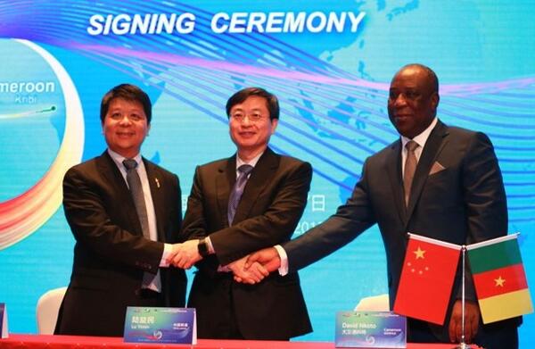 　　日前，中国联通、喀麦隆国家电信公司CamTel以及设备供应商华为海洋就新建南太平洋海底光缆系统SAIL达成合作协议。  　　根据协议，中国联通与喀麦隆国家电信公司将合作建设连接喀麦隆克里比和巴西福塔雷萨的海底光缆系统，全长约6000千米，华为海洋负责承建。  　　其中，华为海洋将采用100G技术，海缆初始设计容量将达到32Tbps。一旦建成，该海缆系统将成为连接非洲和南美洲的第一条直连海缆，为两个发展中区域用户提供可靠稳定的高质量电信服务。  　　此外，法国电缆巨头耐克森将安排位于挪威的Rognan工厂为SAIL海底光缆系统提供和测试所需海底光缆，预计于今年年底完成交付。  　　文章来自：电缆网