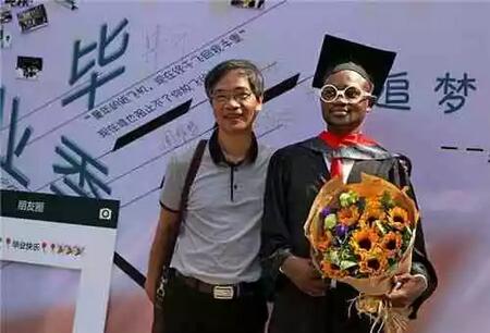 　　近日，在中国广东工业大学学习建筑设计专业的学生，终于完成了五年学业，毕业了，在这些学生当中，有几位来自非洲国家的外国留学生，他们五年来一边刻苦学习中国语言，一边学习专业知识，五年学业结束后，终于交出了一份满意的答卷。  　　    　　这位来自非洲西海岸的年轻人在中国留学已有五年时间。回想当时的决定，他对自己颇具“前瞻性”的思考感到满意，“我之所以选择中国，是因为中国同其他国家相比更有自己的特色。  　　    　　这里正在经历快速发展和深刻变革，对我来说是亲身体验历史进程和在前沿进行实时研究的绝好机会。”图为来自几内亚的非洲学生卡尔手捧鲜花，让摄影师给自己留下一张身穿博士服的毕业照。  　　文章来自： 中华网